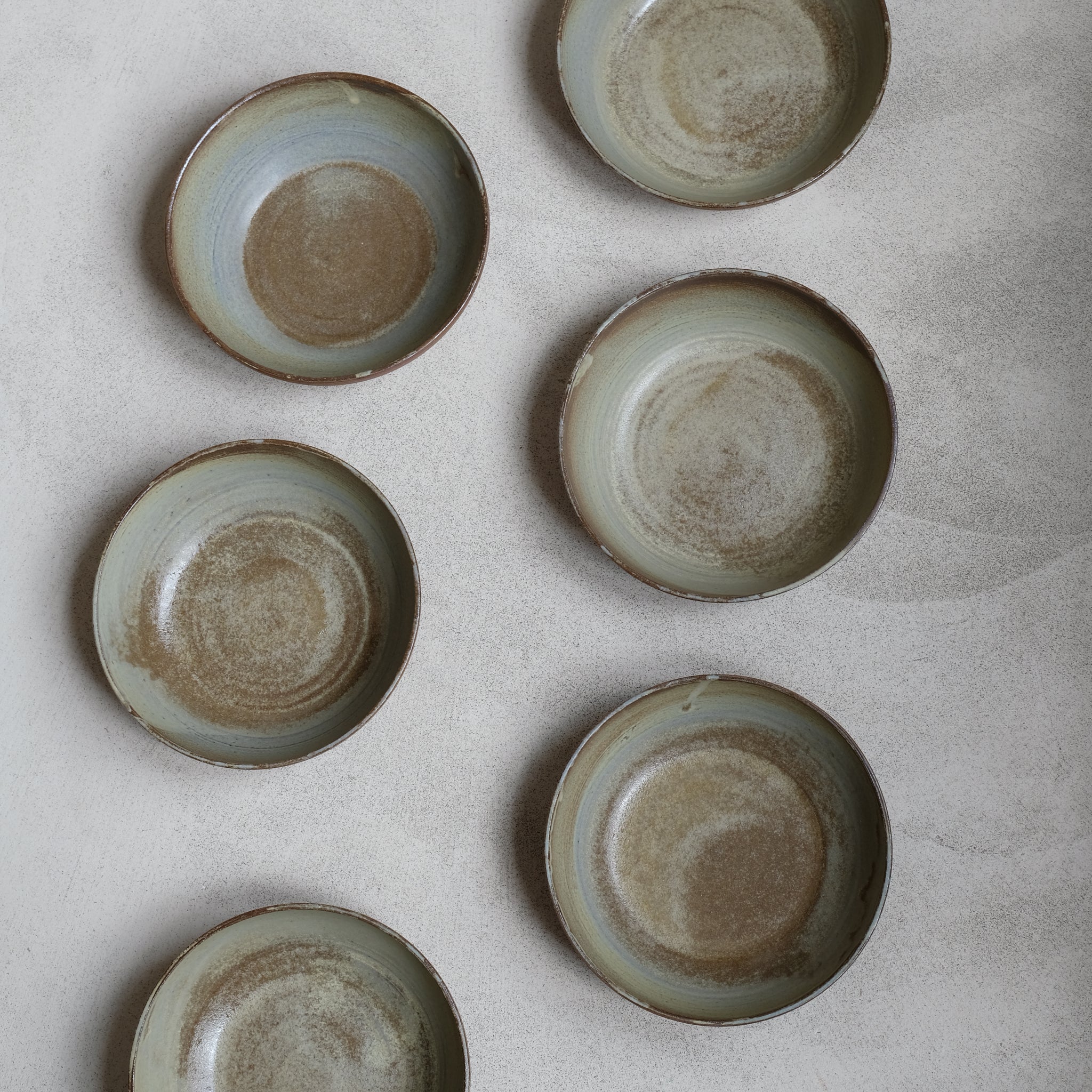 Assiette creuse en grès vert brun par Louise Noart pour Brutal