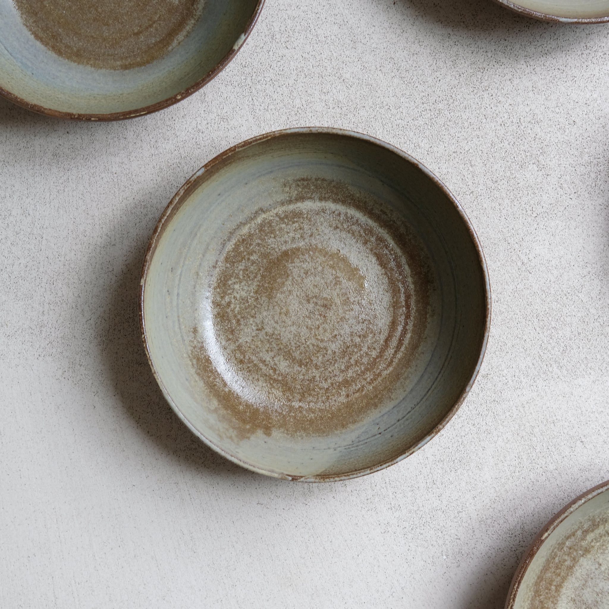 Assiette creuse en grès vert brun par Louise Noart pour Brutal