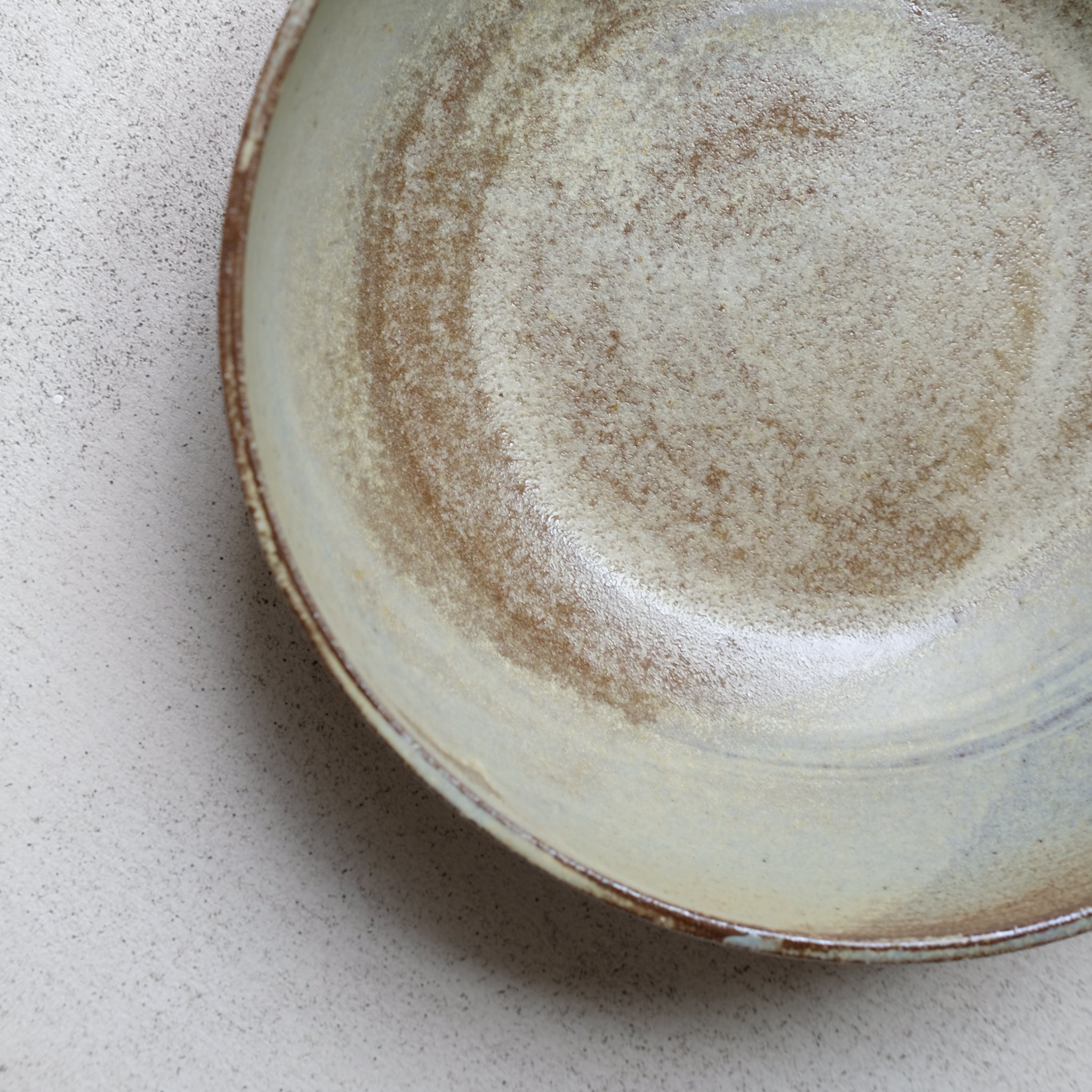 Assiette creuse en grès vert brun par Louise Noart pour Brutal
