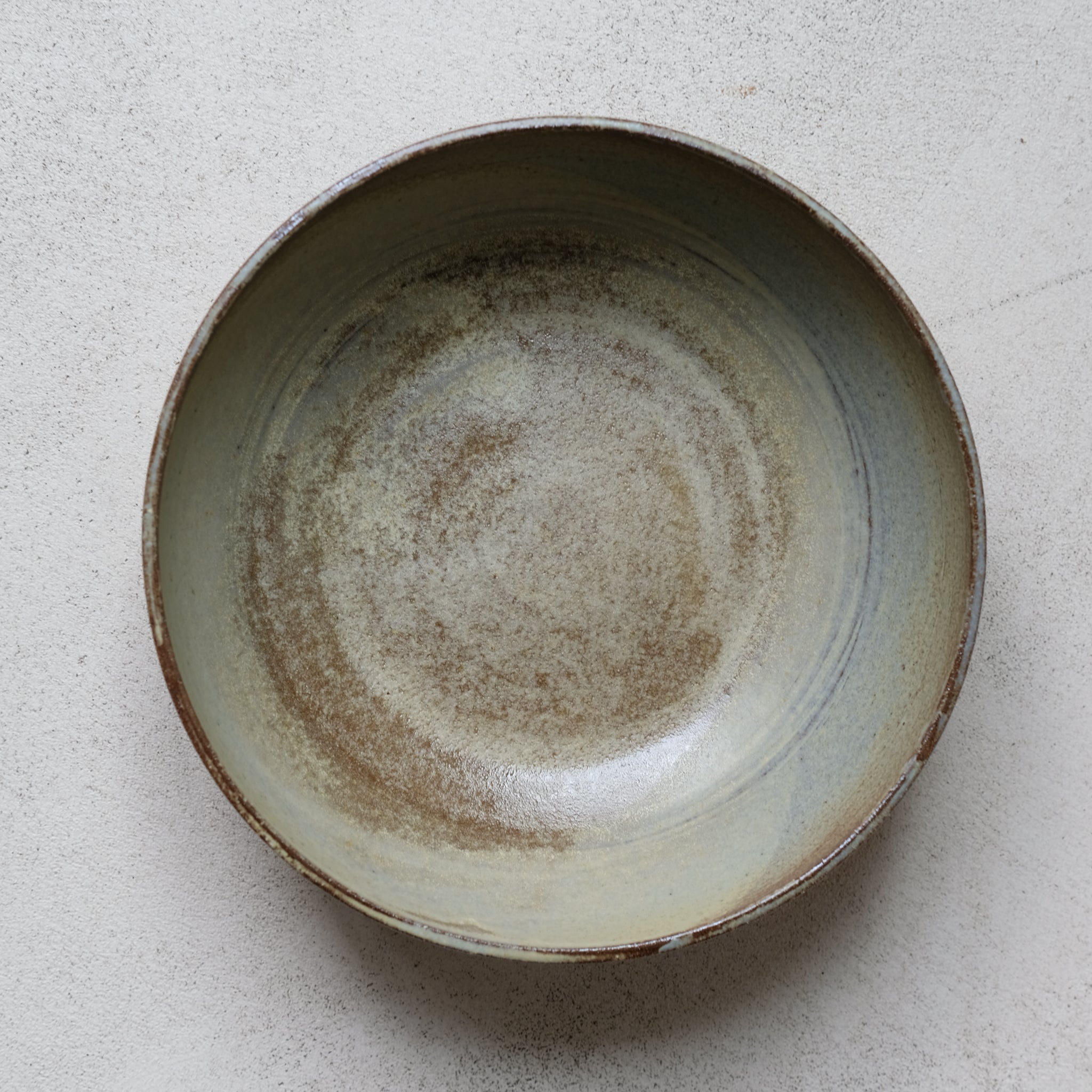 Assiette creuse en grès vert brun par Louise Noart pour Brutal