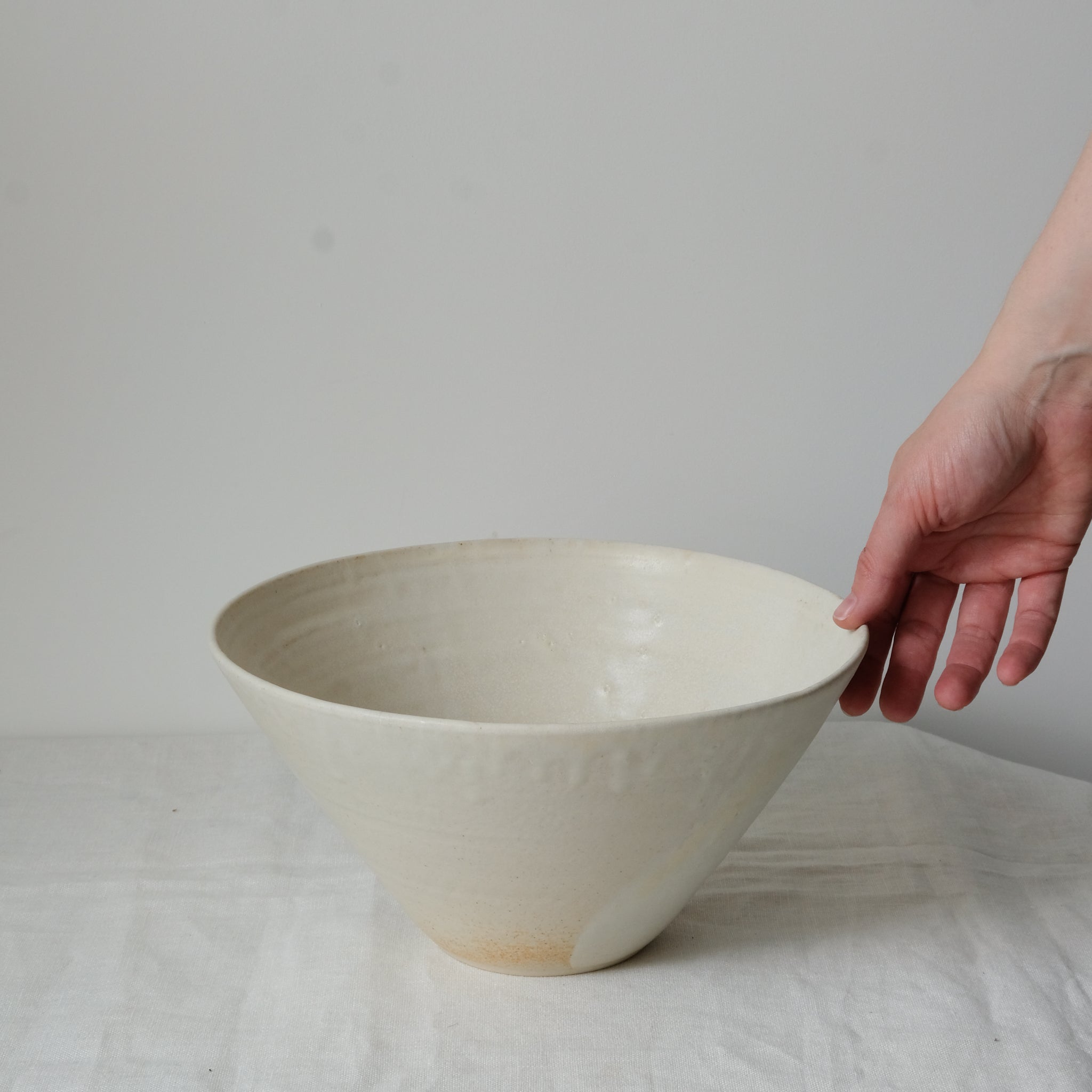 Saladier conique en grès blanc par Louise Noart pour Brutal