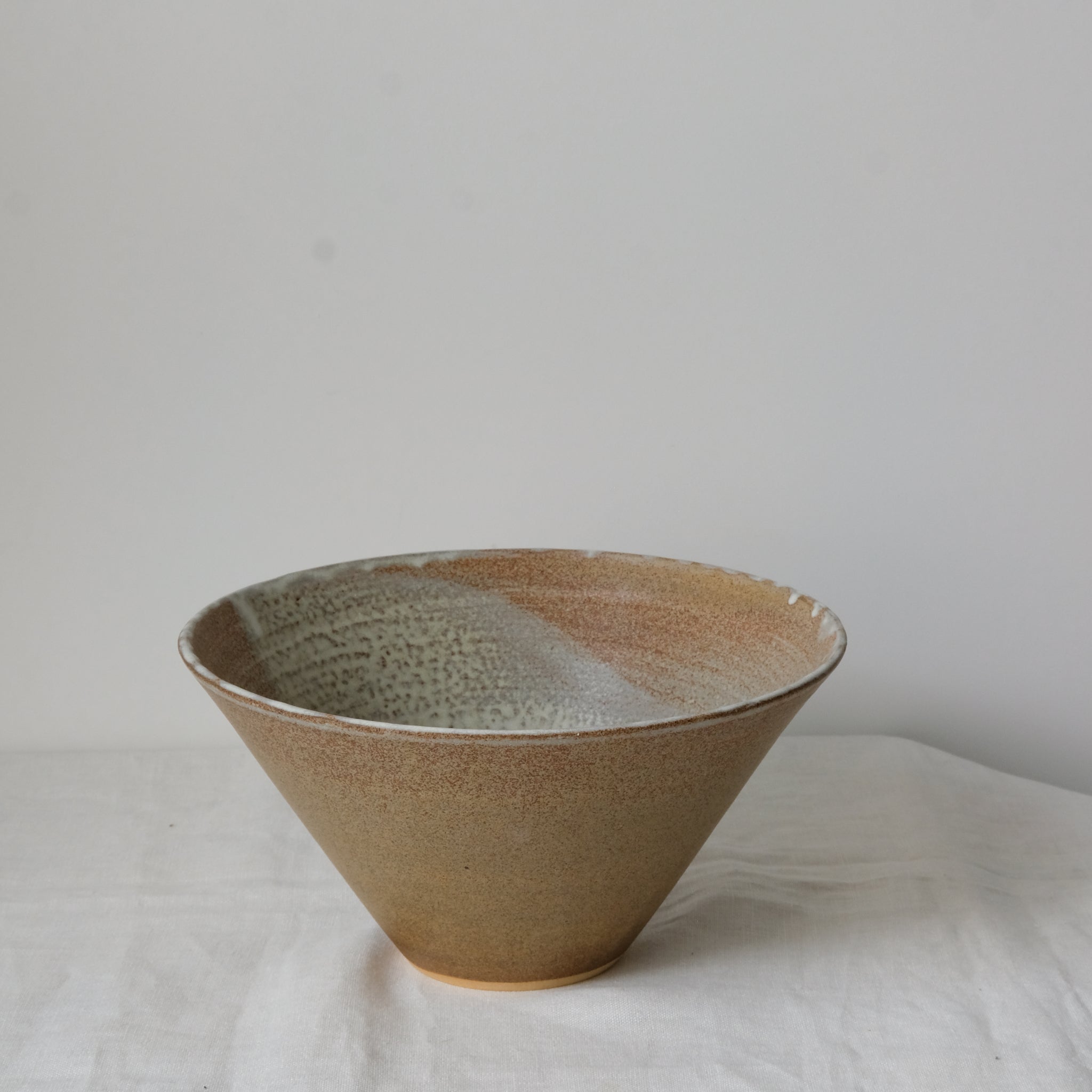 Saladier conique en grès roux, beige par Louise Noart pour Brutal