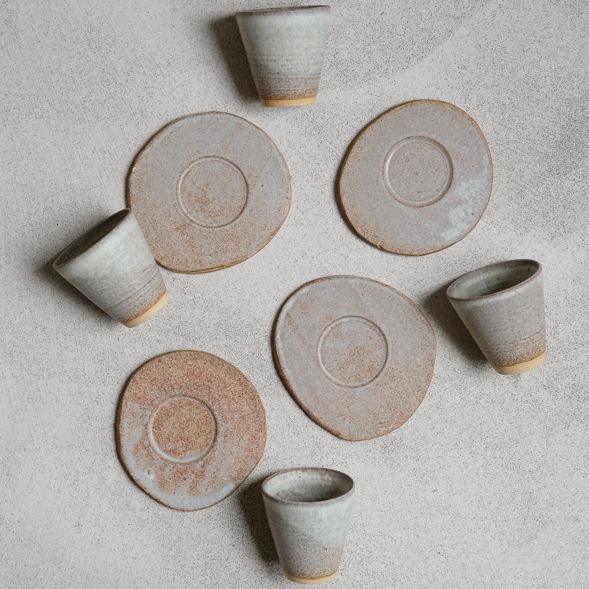 Set soucoupe et tasse roux-beige de Louise Noart par Brutal