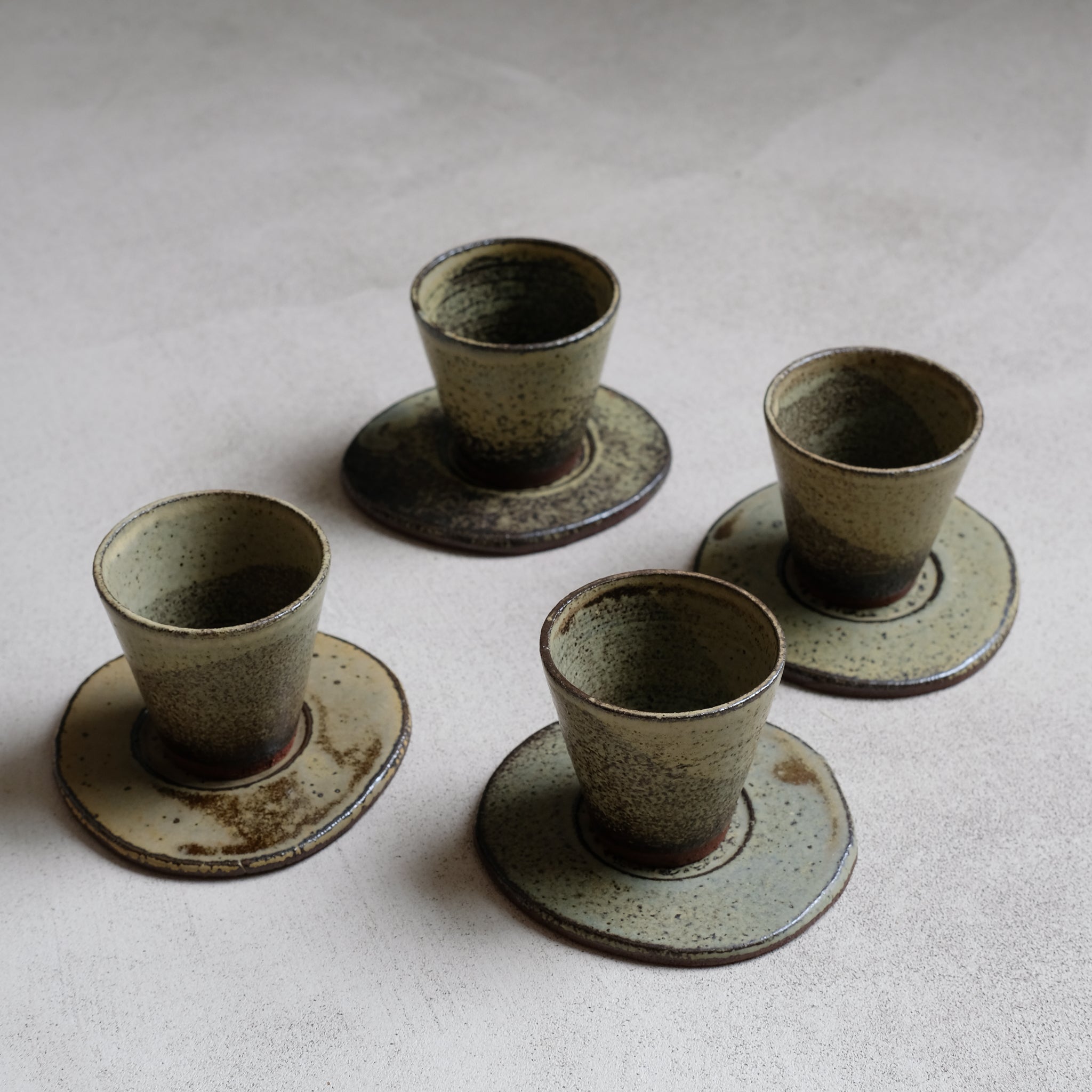 Set soucoupe et tasse kaki de Louise Noart pour Brutal