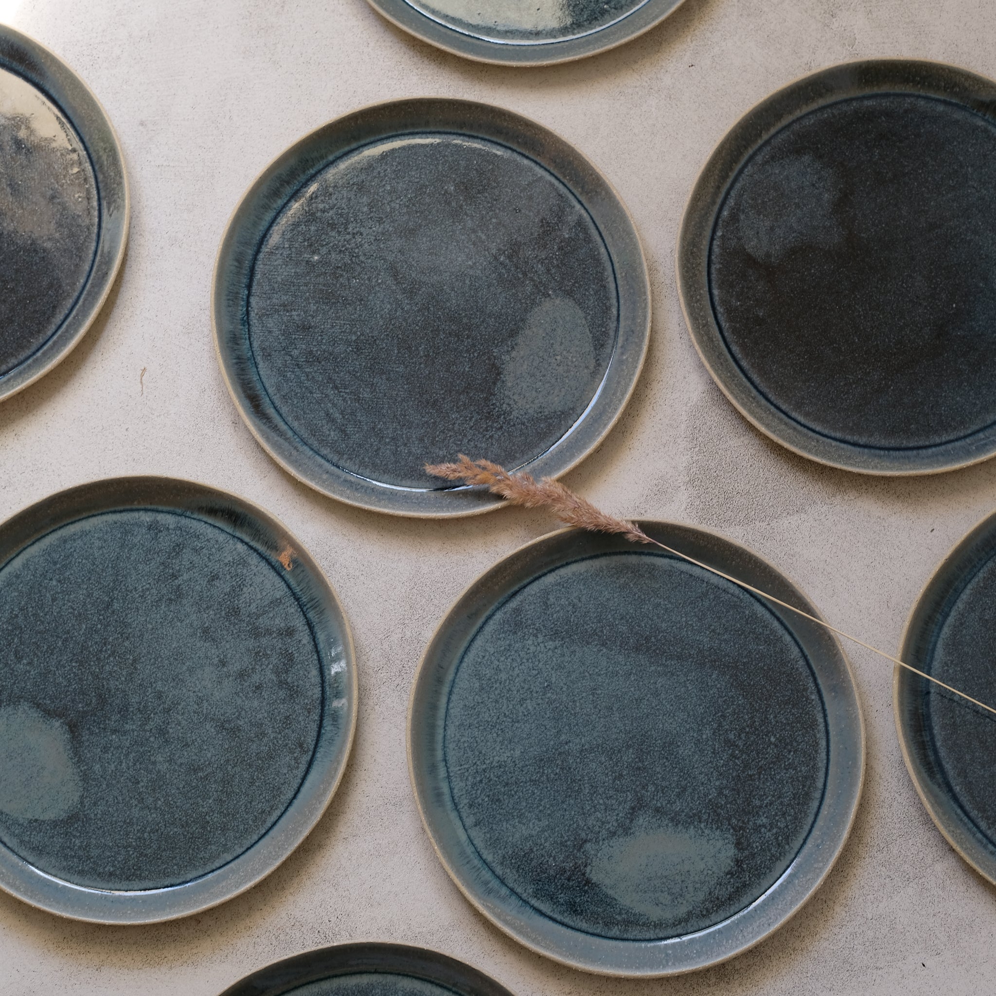 Assiette en grès vert foncé par Lucie Faucon chez Brutal Ceramics