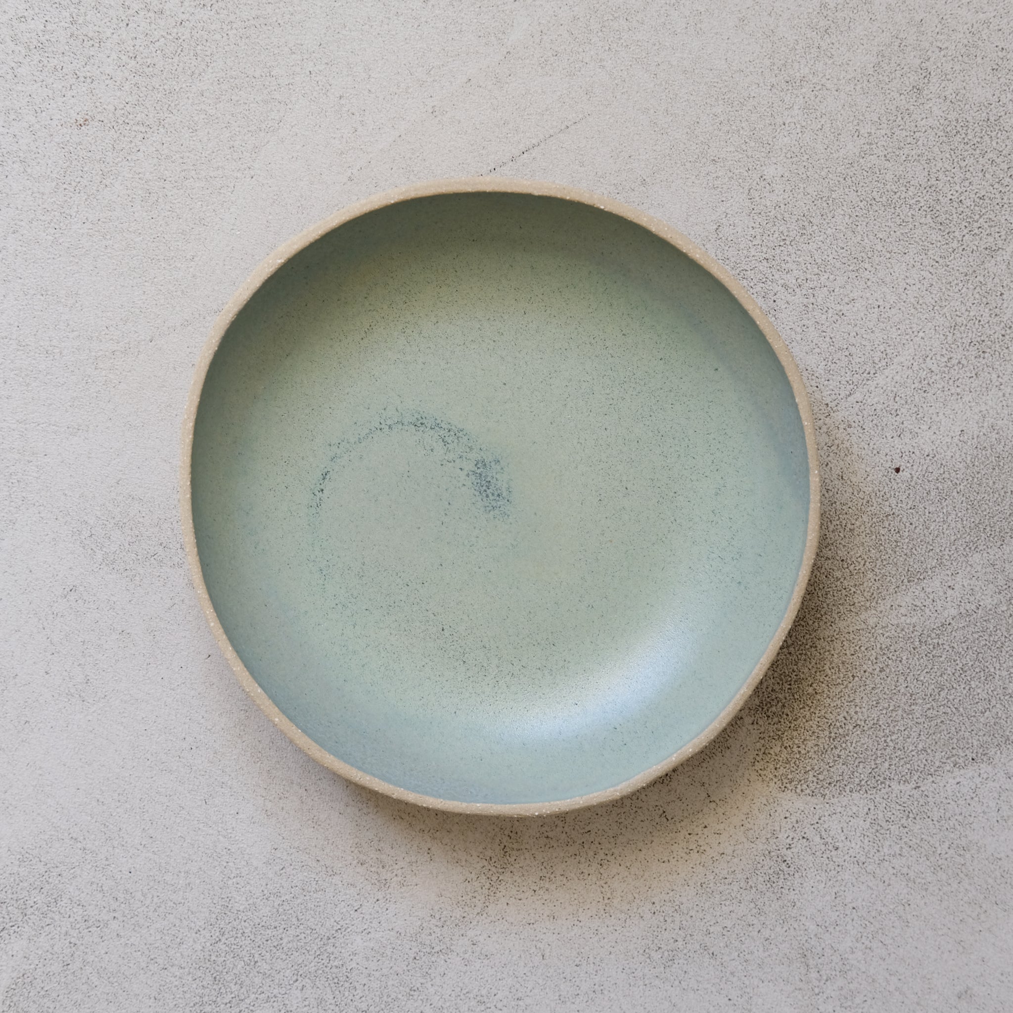 Assiette creuse pistache en grès blanc par Lucie Faucon chez Brutal