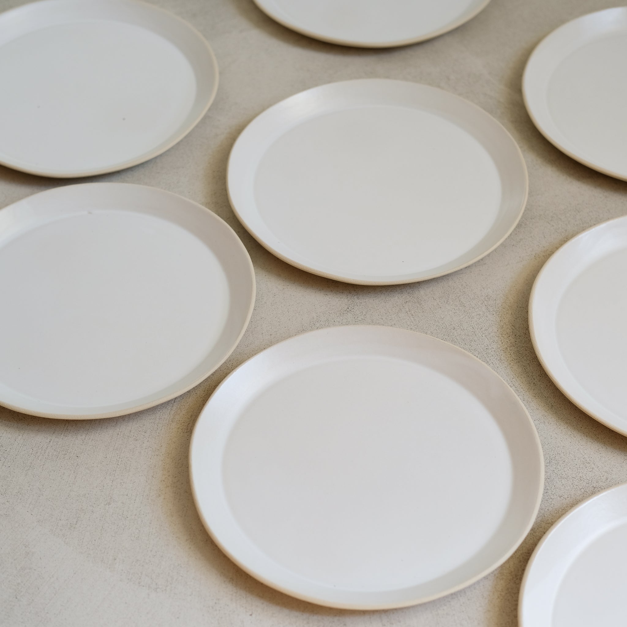 Assiette en grès blanc par Lucie Faucon chez Brutal