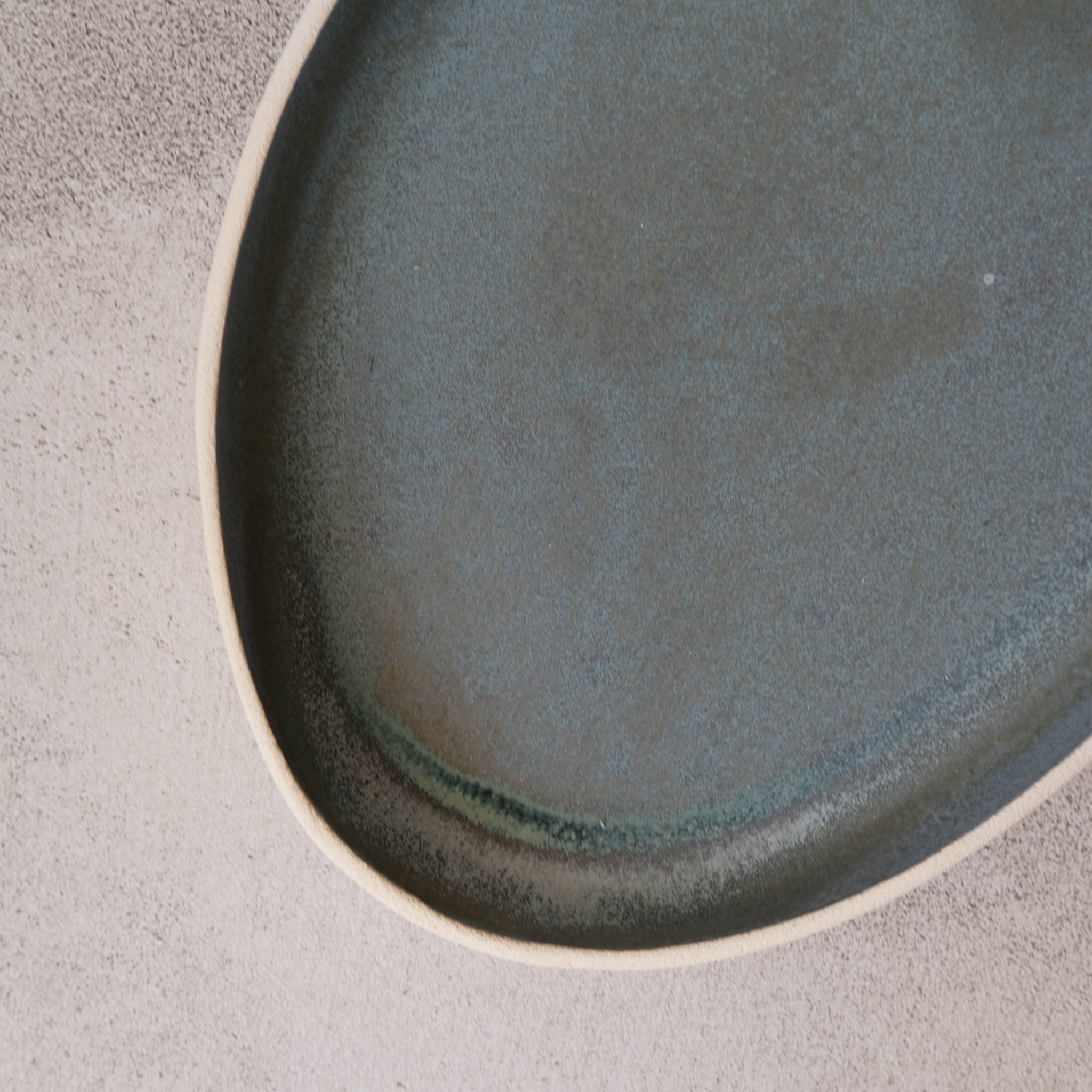 Plat allongé en grès vert par Lucie Faucon chez Brutal Ceramics