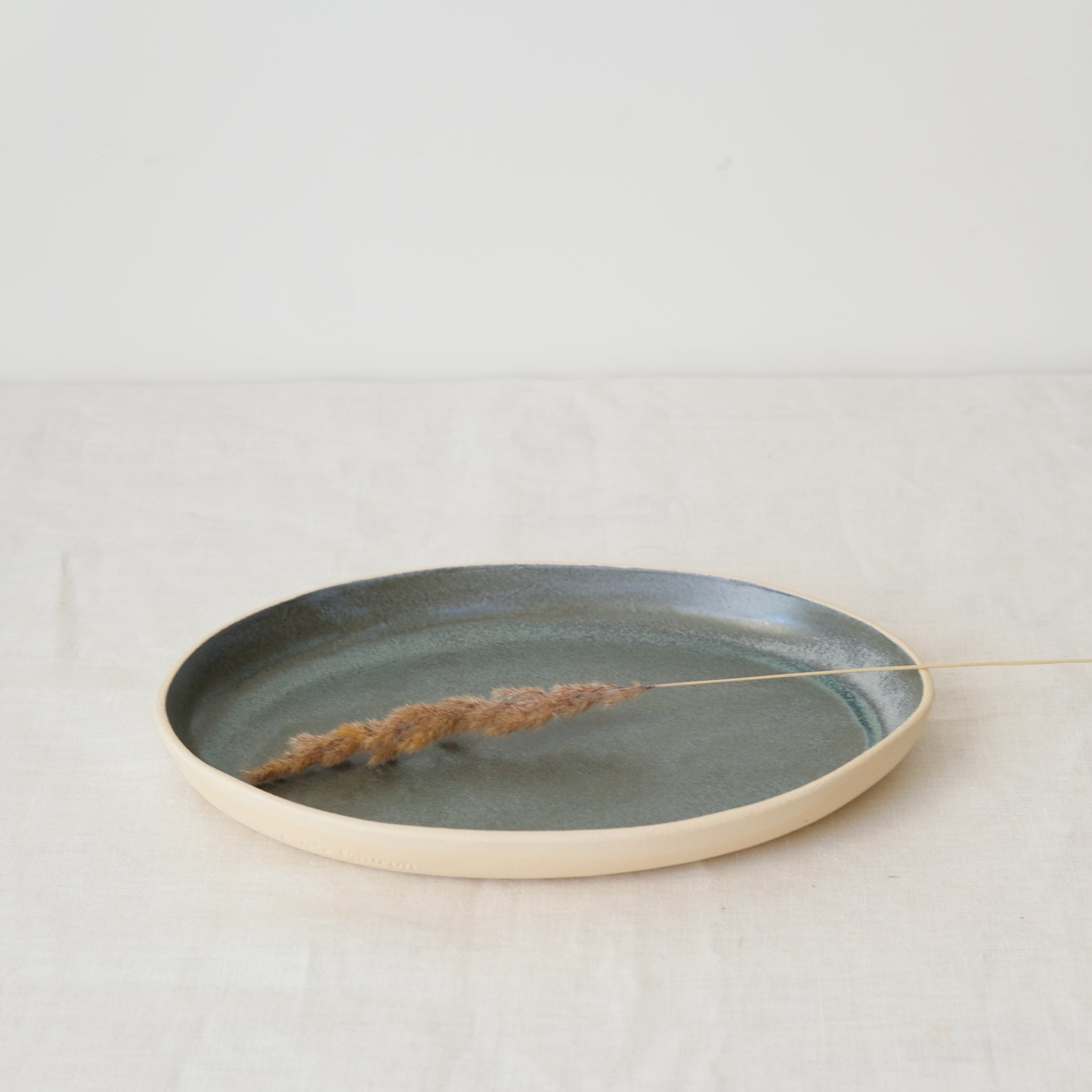 Plat allongé en grès vert par Lucie Faucon chez Brutal Ceramics