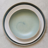 Assiette en grès vert foncé par Lucie Faucon chez Brutal Ceramics