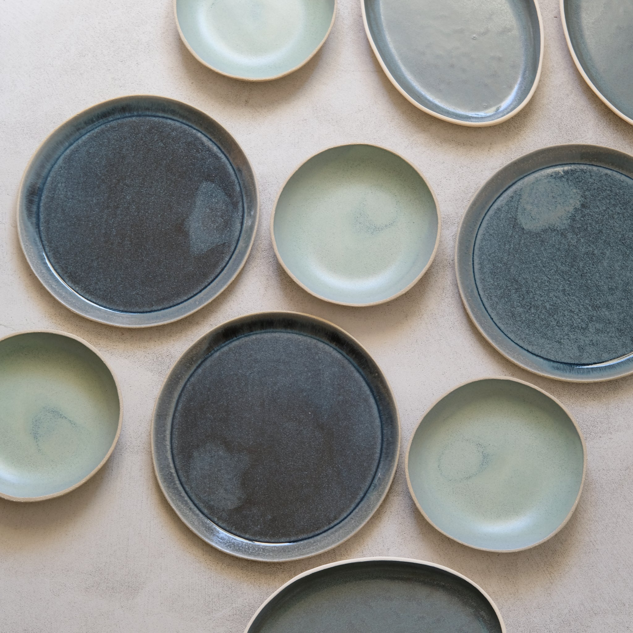 Assiette en grès vert foncé par Lucie Faucon chez Brutal Ceramics