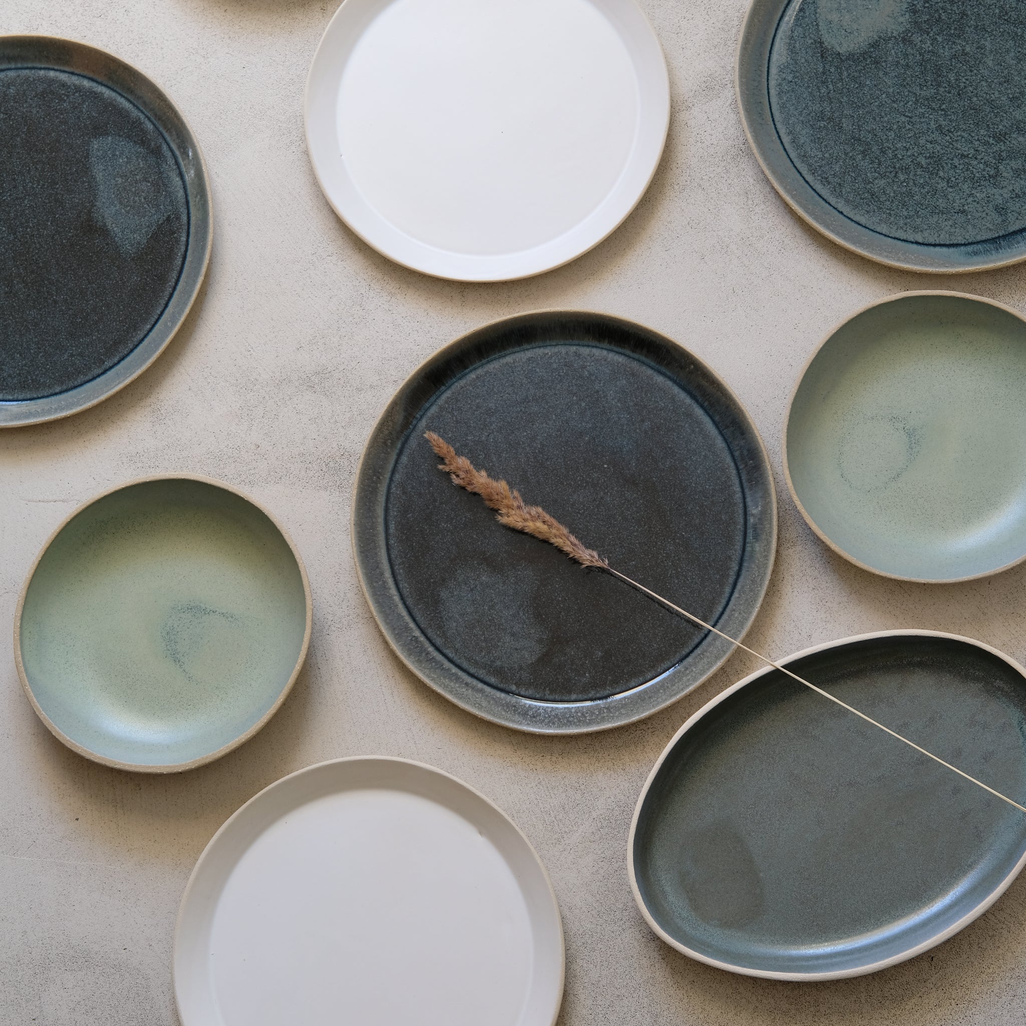 Assiette creuse pistache en grès blanc par Lucie Faucon chez Brutal