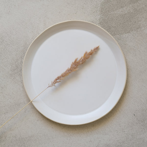 Assiette en grès blanc par Lucie Faucon chez Brutal