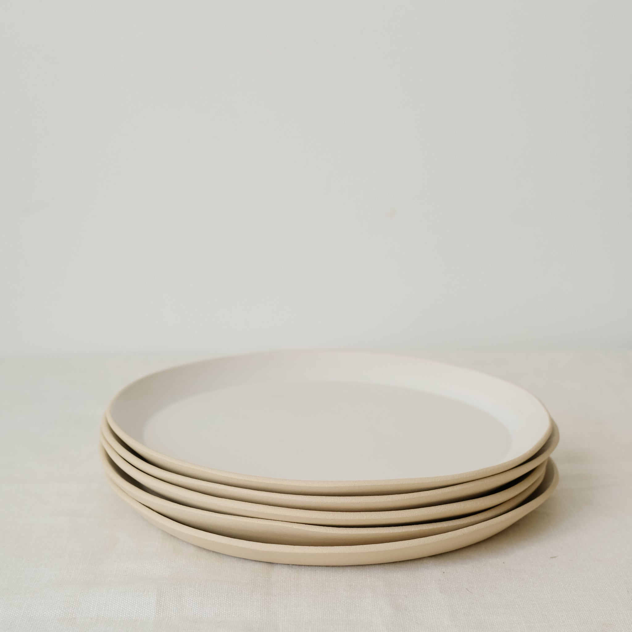 Assiette en grès blanc par Lucie Faucon chez Brutal