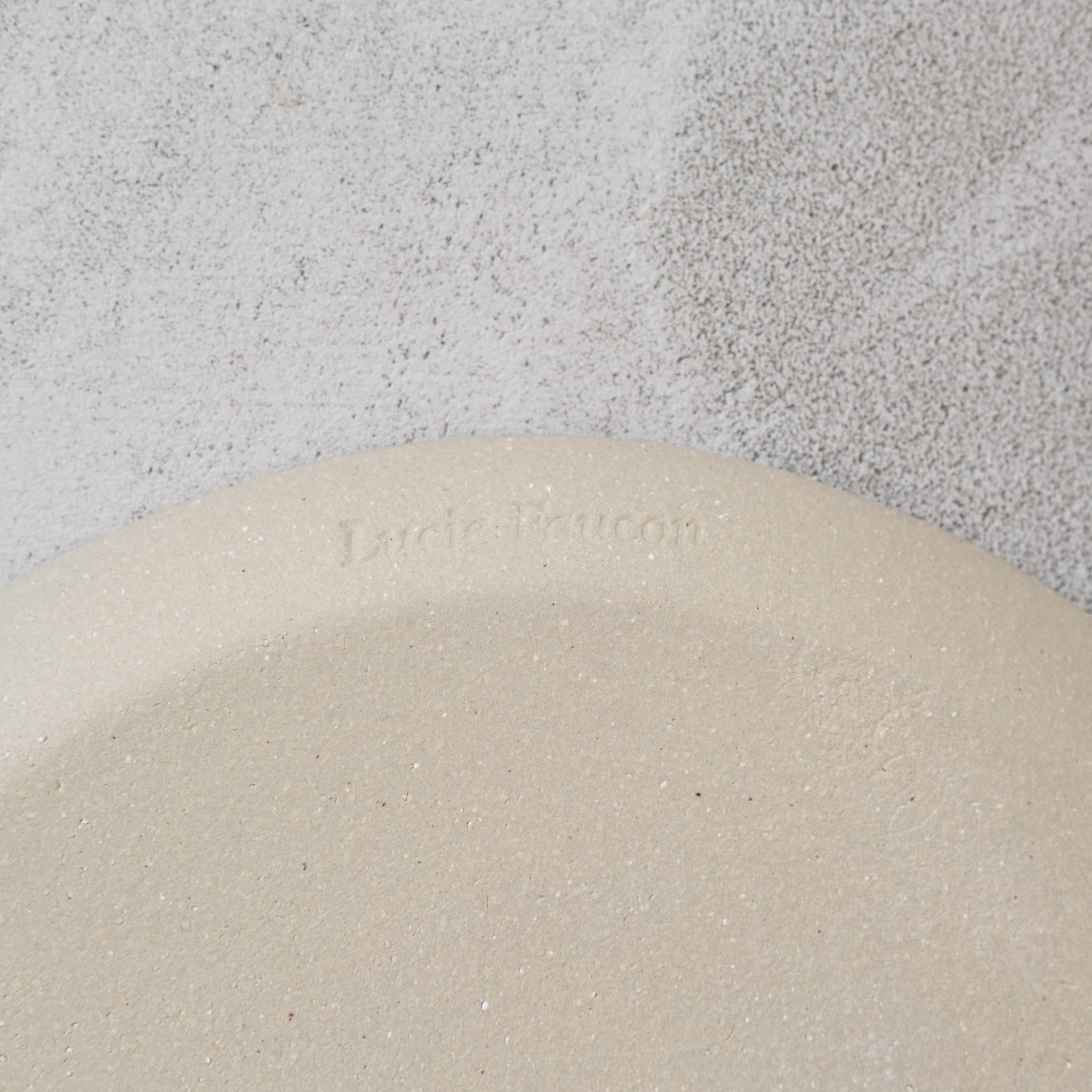 Assiette en grès vert foncé par Lucie Faucon chez Brutal Ceramics