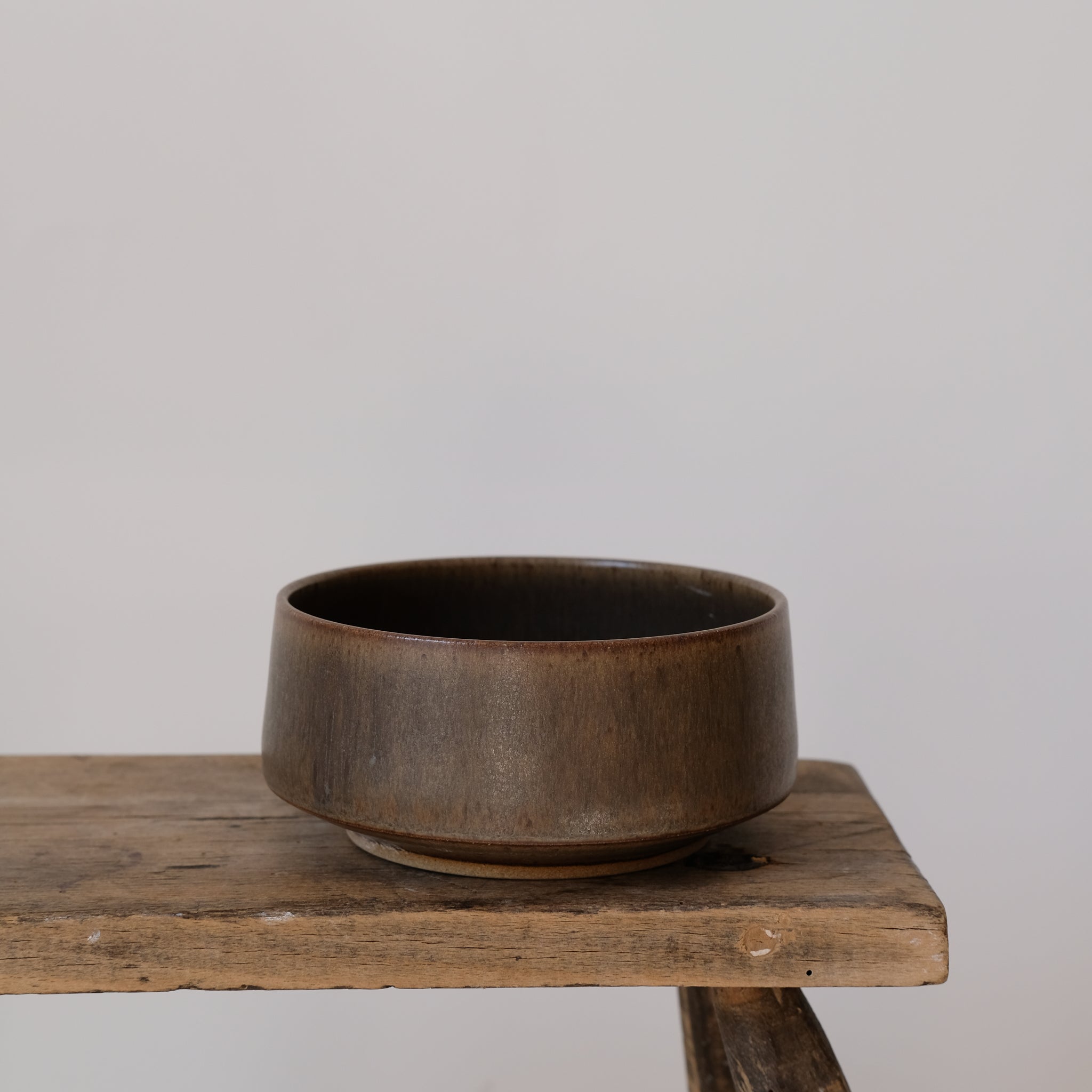 Bol en grès marron foncé par Malo chez Brutal Ceramics