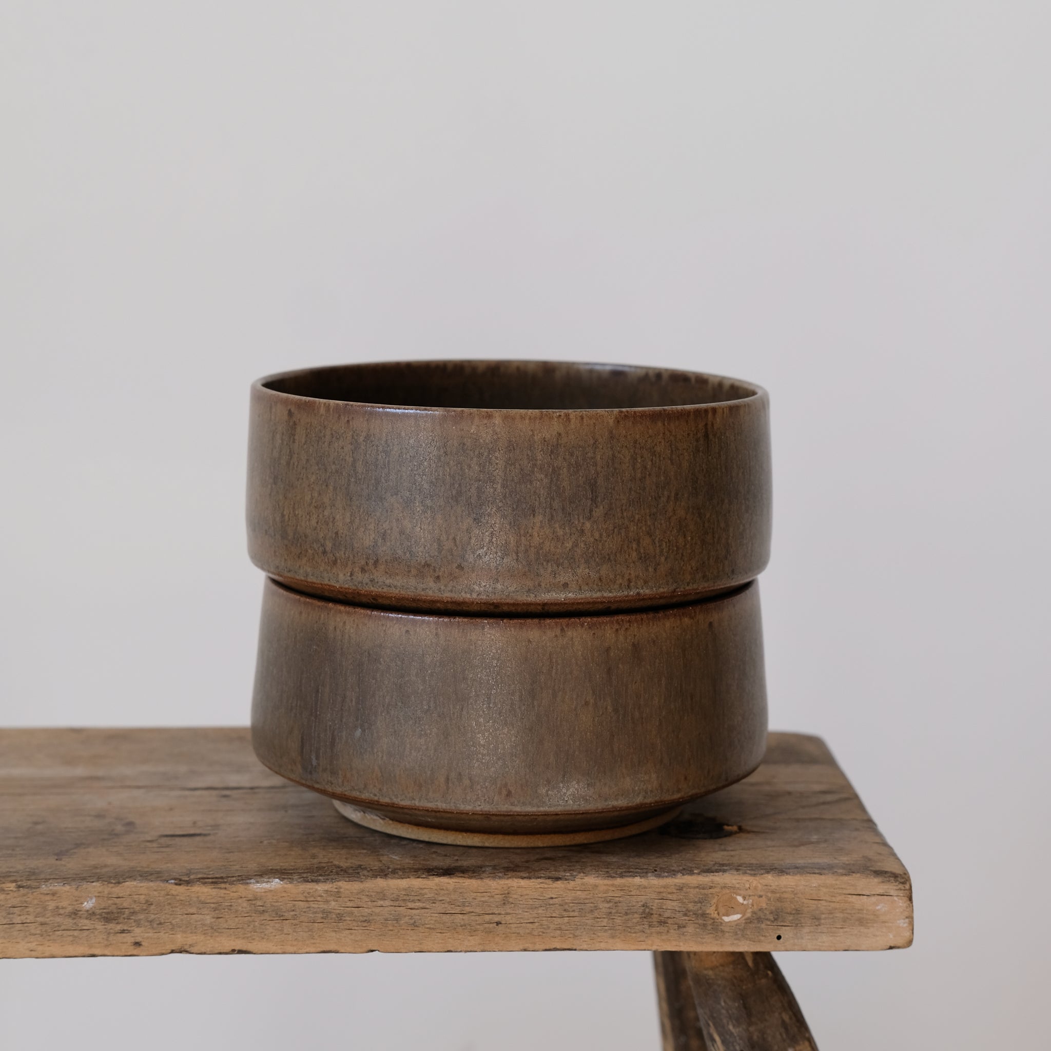 Bol en grès marron foncé par Malo chez Brutal Ceramics