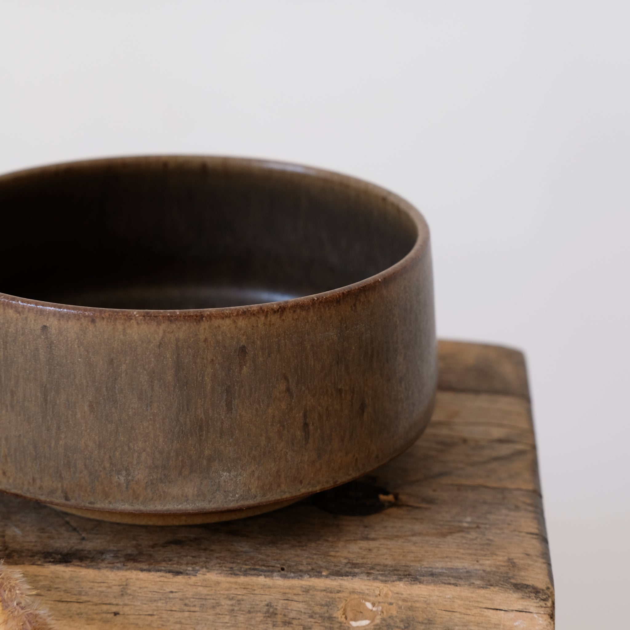 Bol en grès marron foncé par Malo chez Brutal Ceramics