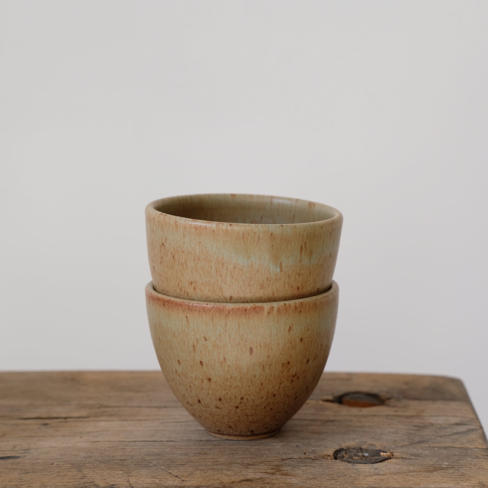 Tasse en grès kaki par Malo chez Brutal Ceramics