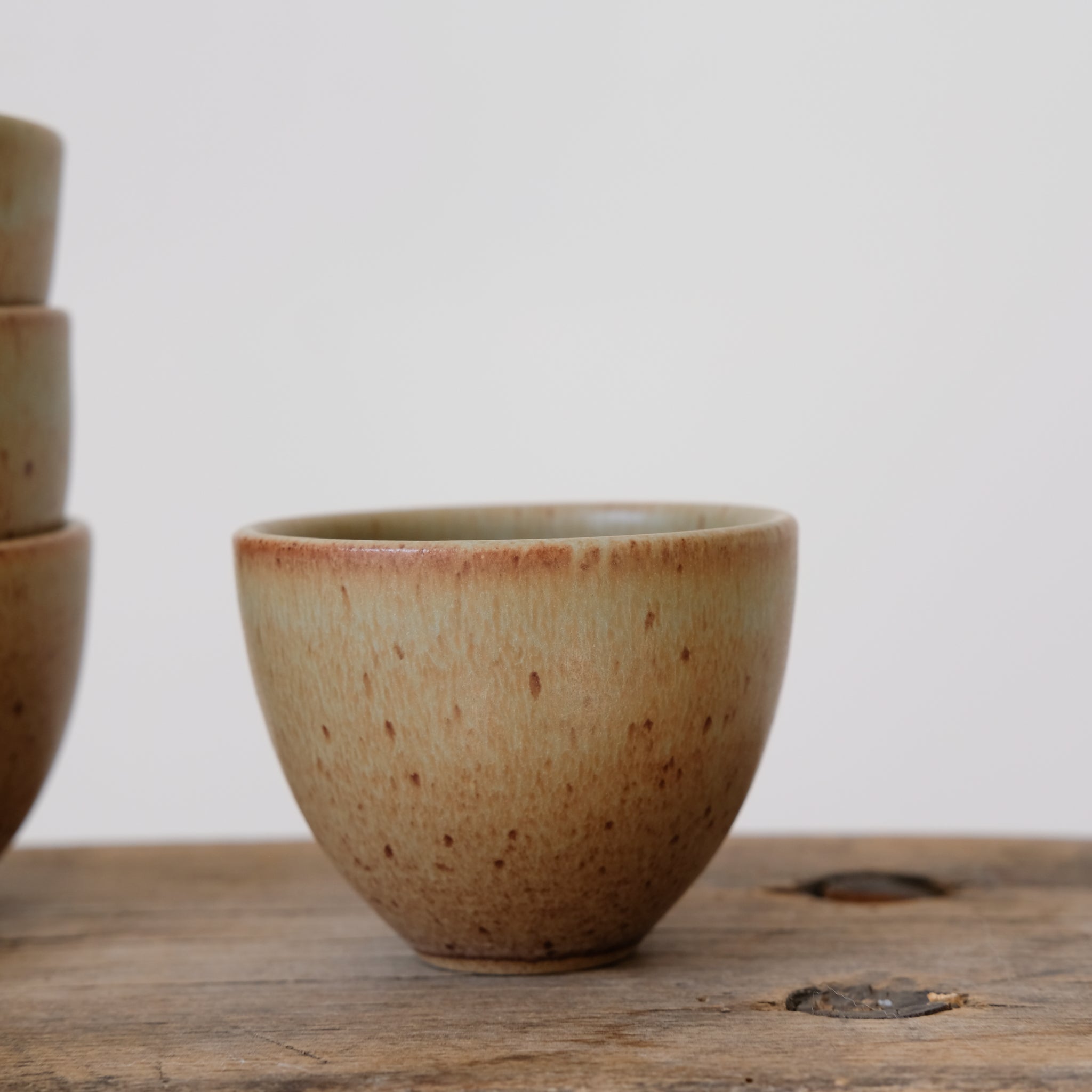 Tasse en grès kaki par Malo chez Brutal Ceramics