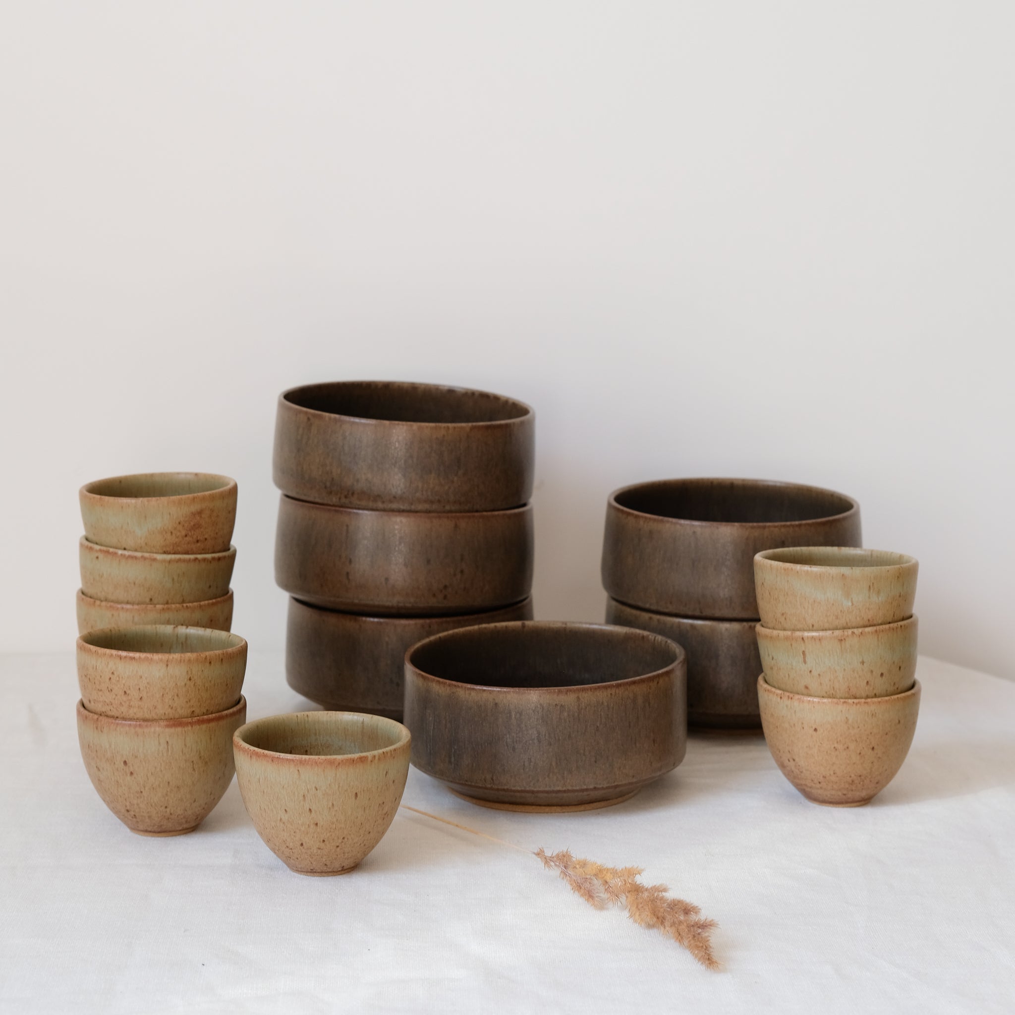 Bol en grès marron foncé par Malo chez Brutal Ceramics