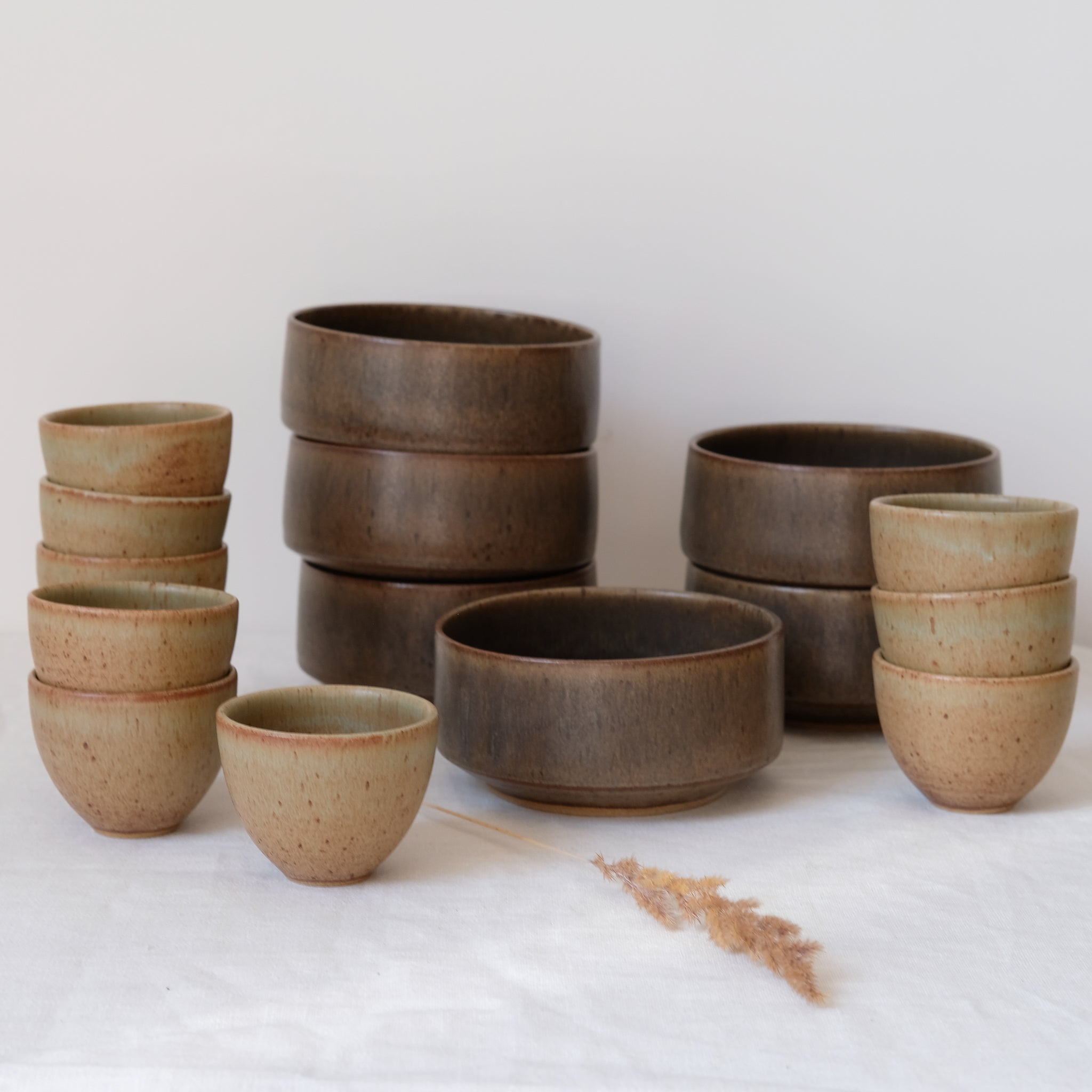 Bol en grès marron foncé par Malo chez Brutal Ceramics