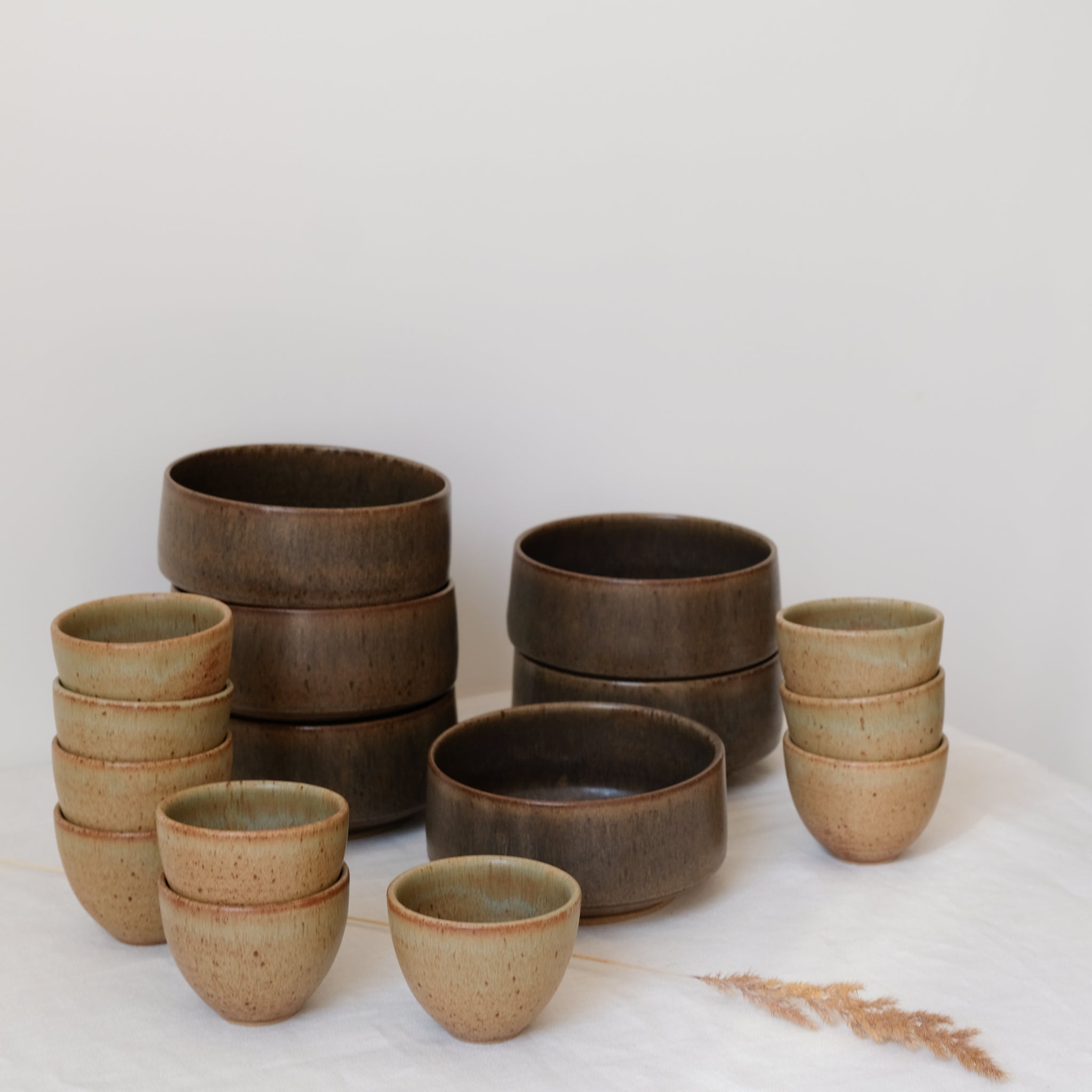 Tasse en grès kaki par Malo chez Brutal Ceramics