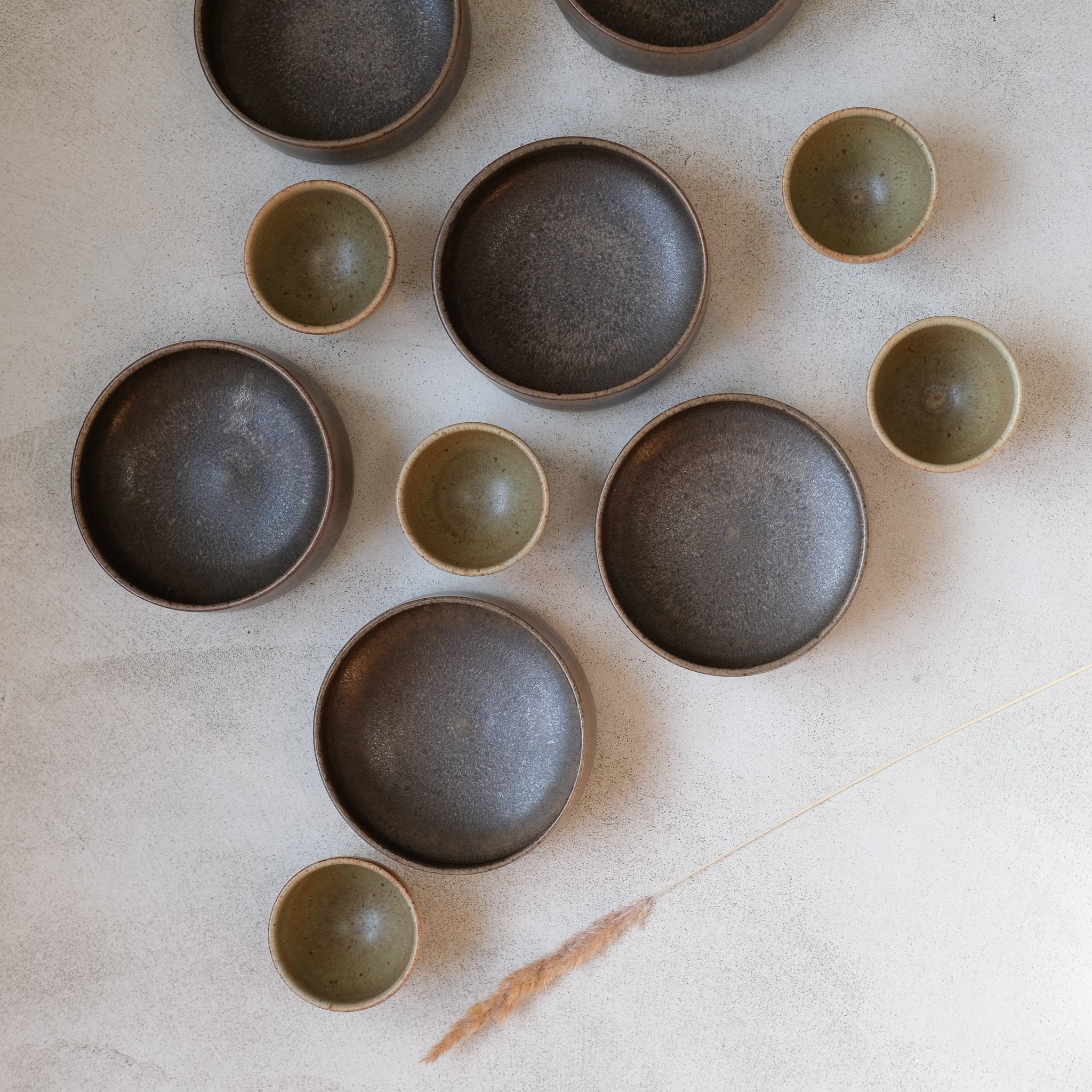 Tasse en grès kaki par Malo chez Brutal Ceramics