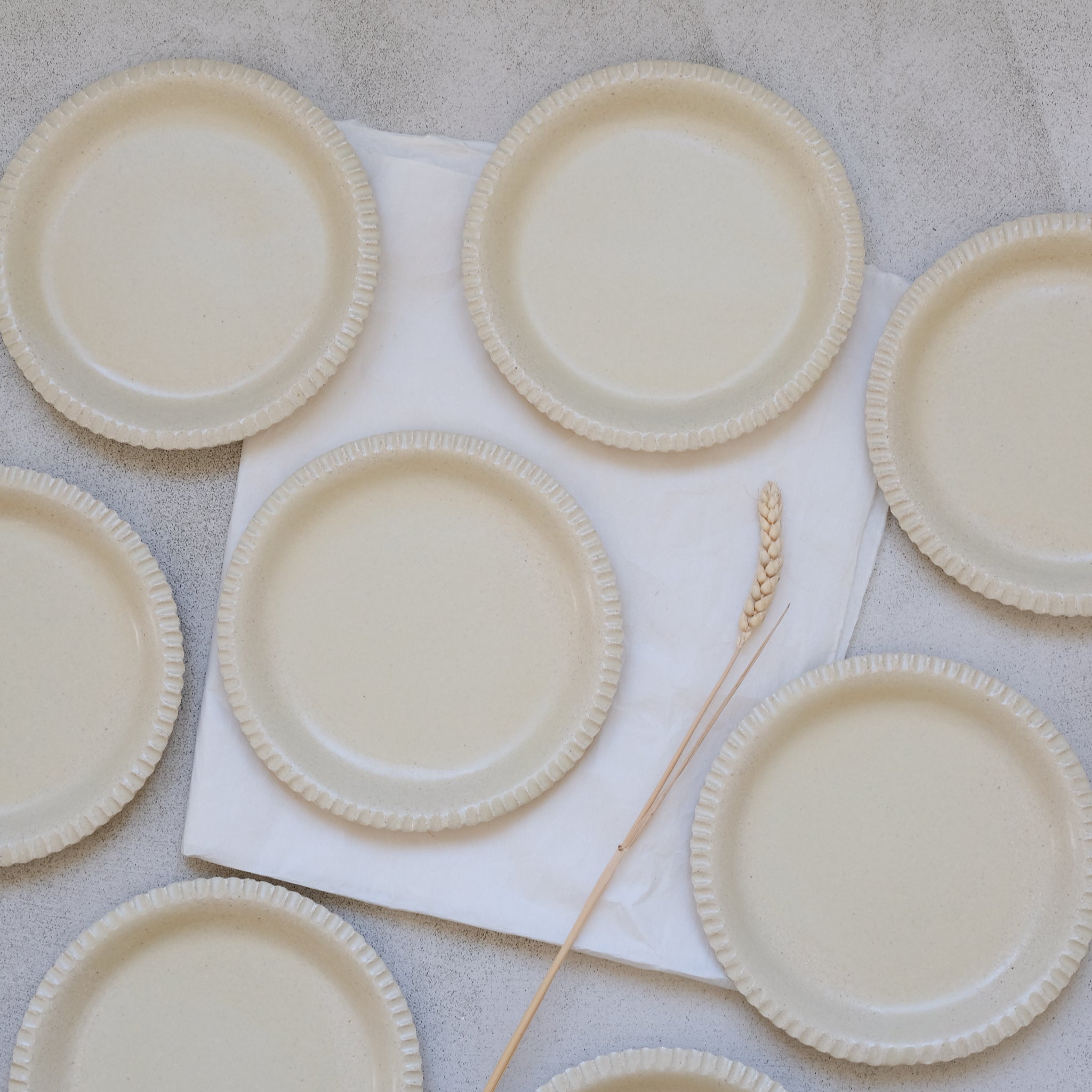 Assiette en grès blanc striée D 18,5cm - Beurre