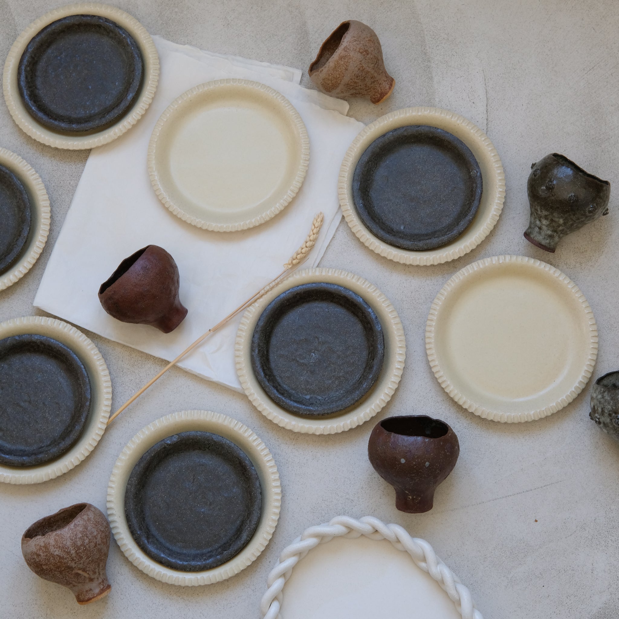 Tasse en grès roux rouille mat par Mano Mani chez Brutal Ceramics