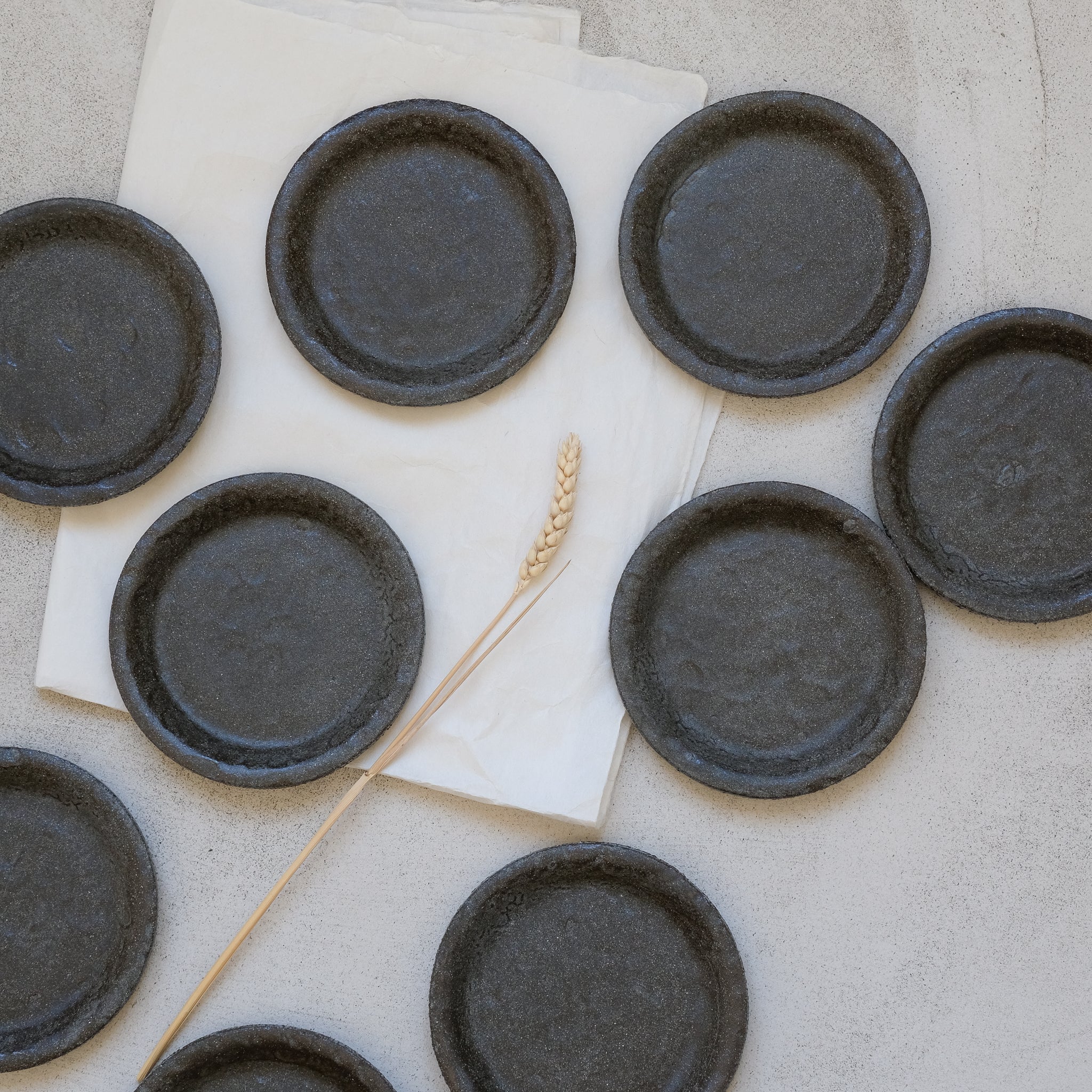 Assiette en grès noir texturée par Mano Mani chez Brutal Ceramics