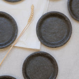 Assiette en grès noir texturée par Mano Mani chez Brutal Ceramics