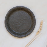 Assiette en grès noir texturée par Mano Mani chez Brutal Ceramics