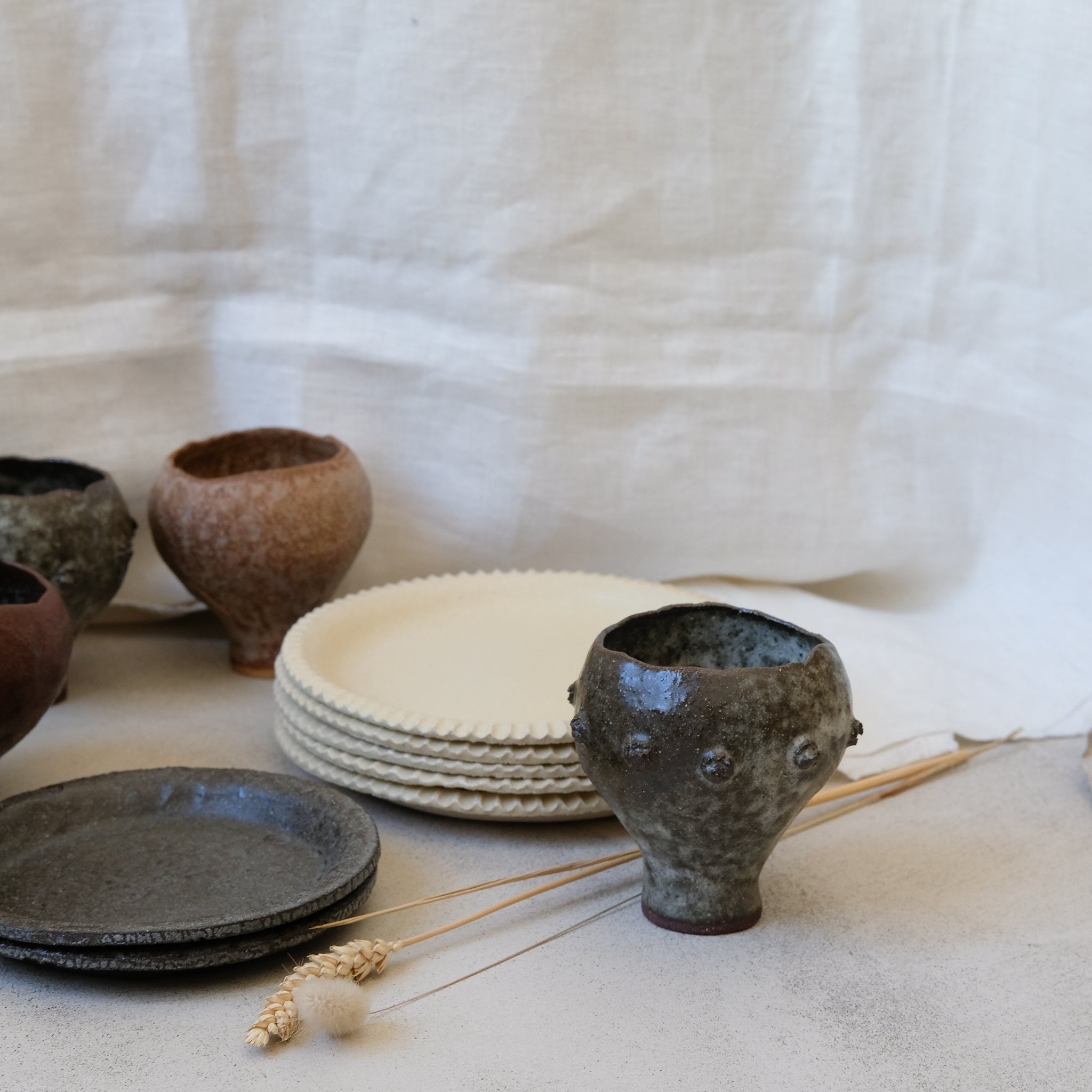Tasse en grès rouge gris satiné par Mano Mani chez Brutal Ceramics