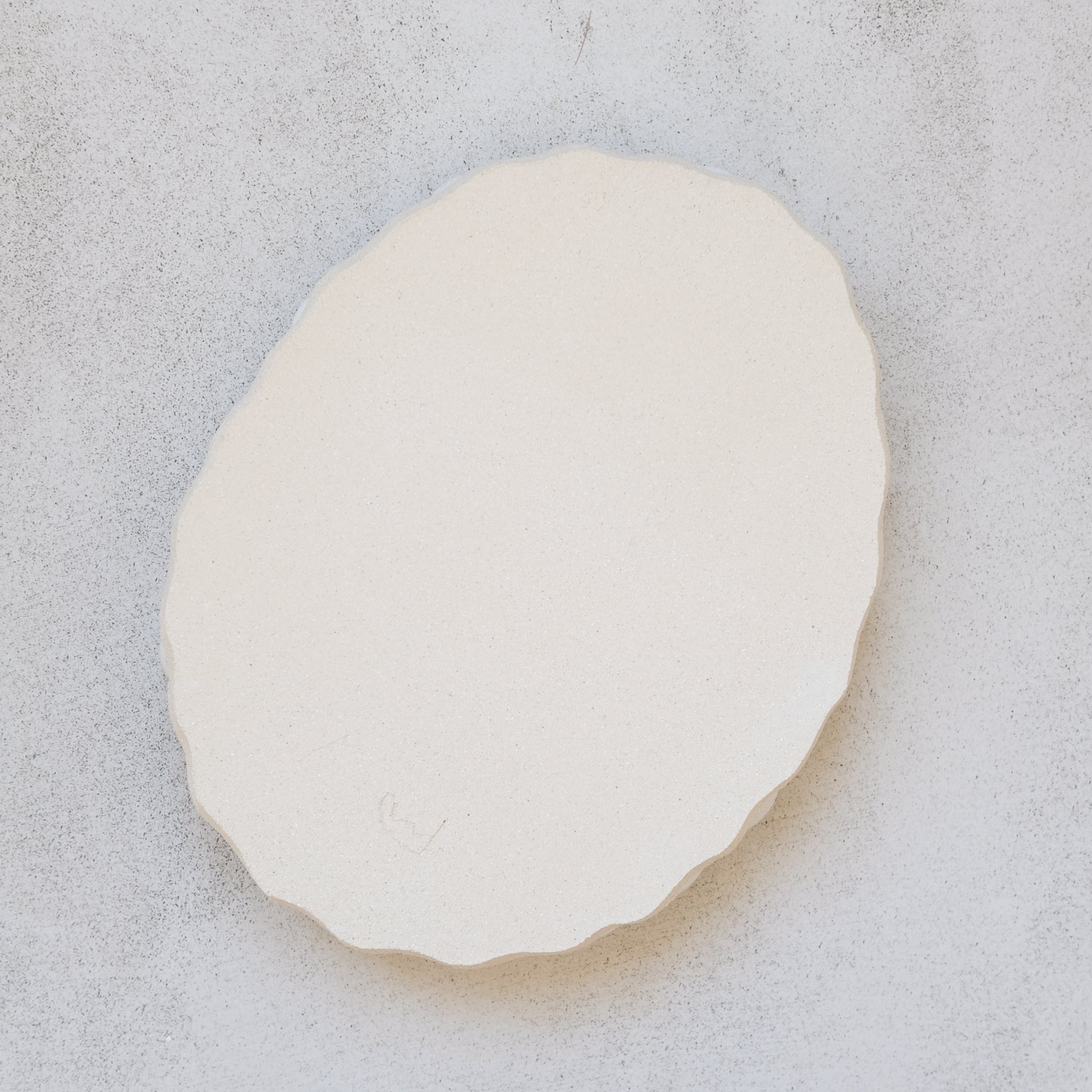 Plateau en grès tressé par Mano Mani chez Brutal Ceramics