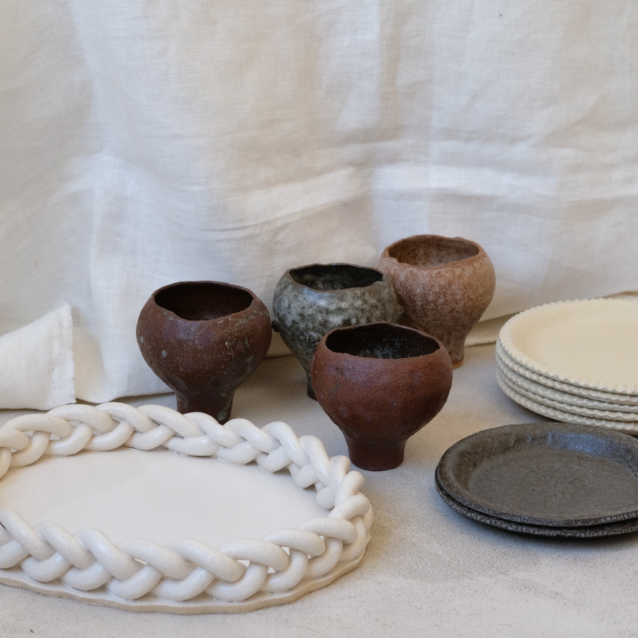 Plateau en grès tressé par Mano Mani chez Brutal Ceramics