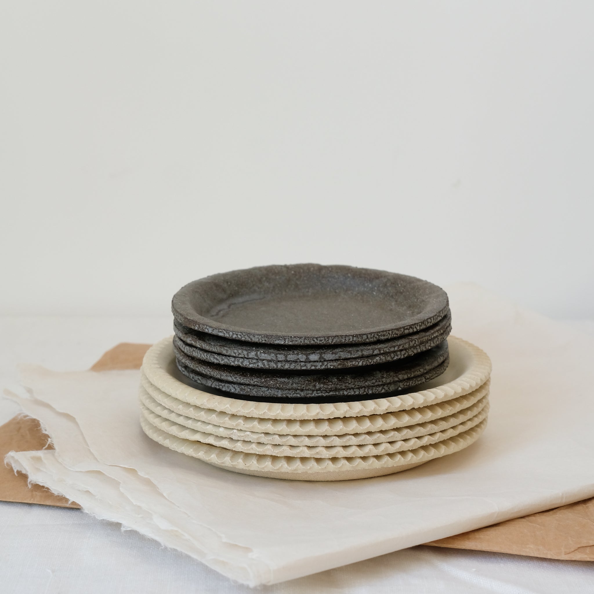 Assiette en grès noir texturée par Mano Mani chez Brutal Ceramics