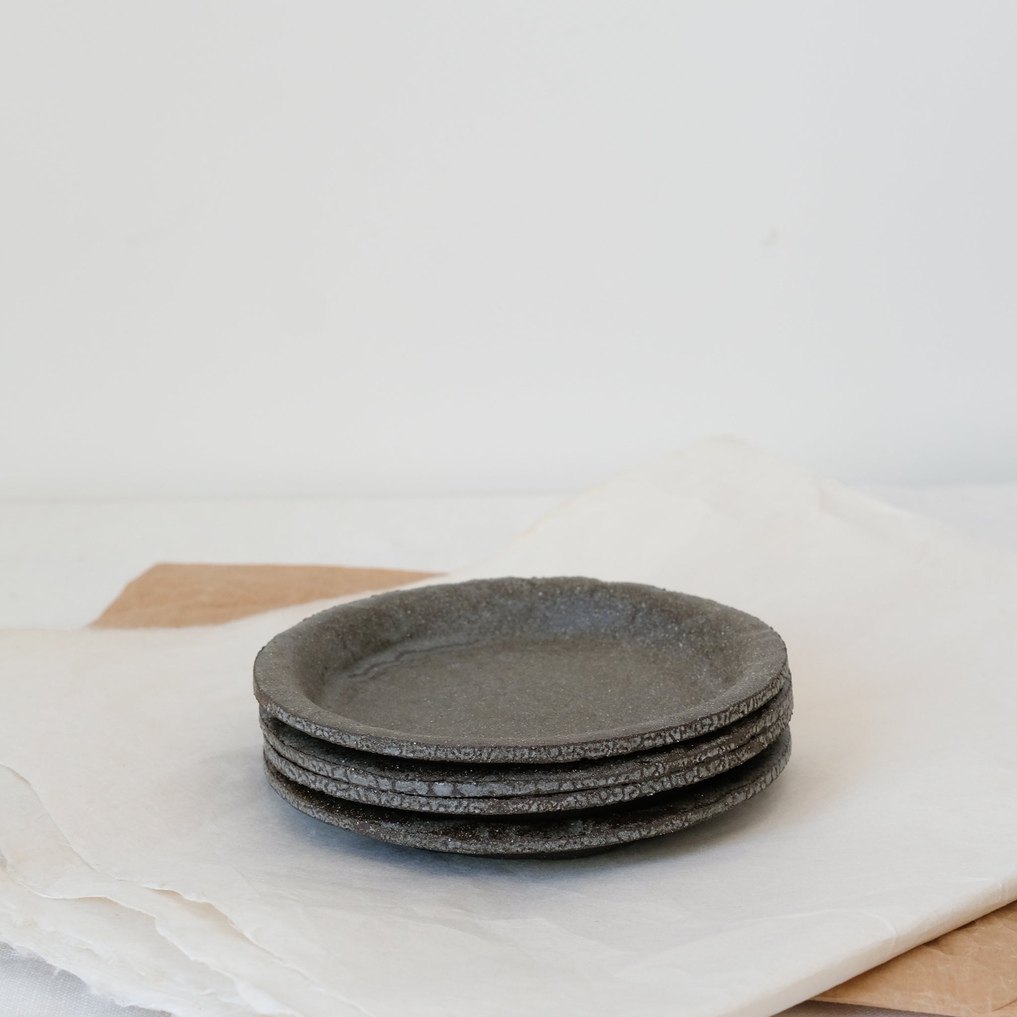 Assiette en grès noir texturée par Mano Mani chez Brutal Ceramics