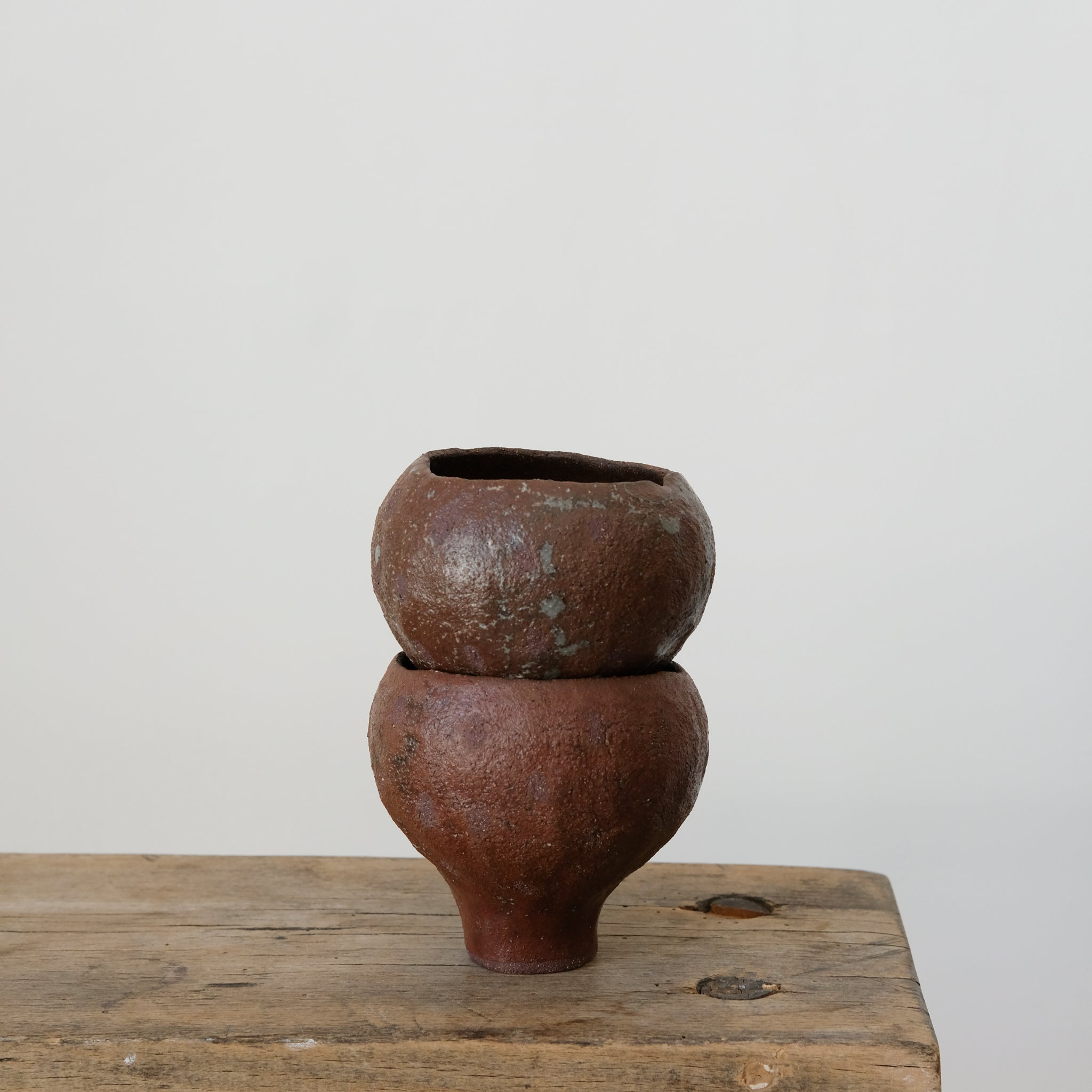Tasse en grès rouge bordeaux par Mano Mani chez Brutal Ceramics