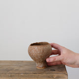 Tasse en grès roux rouille mat par Mano Mani chez Brutal Ceramics
