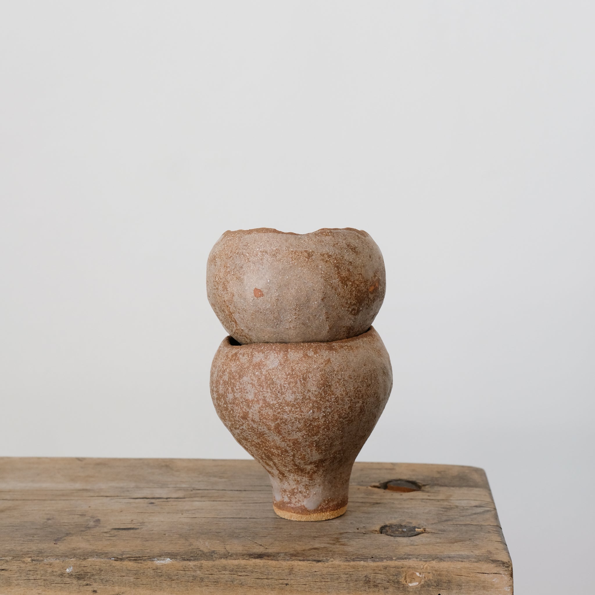 Tasse en grès roux rouille mat par Mano Mani chez Brutal Ceramics