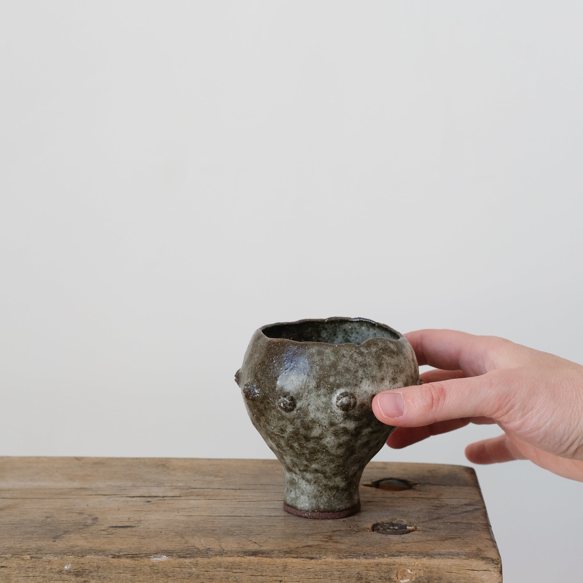 Tasse en grès rouge gris satiné par Mano Mani chez Brutal Ceramics