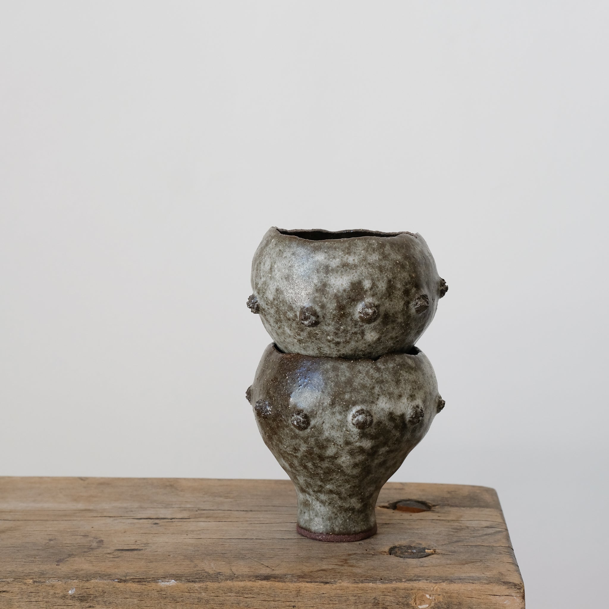 Tasse en grès rouge gris satiné par Mano Mani chez Brutal CeramicsTasse en grès rouge gris satiné par Mano Mani chez Brutal Ceramics