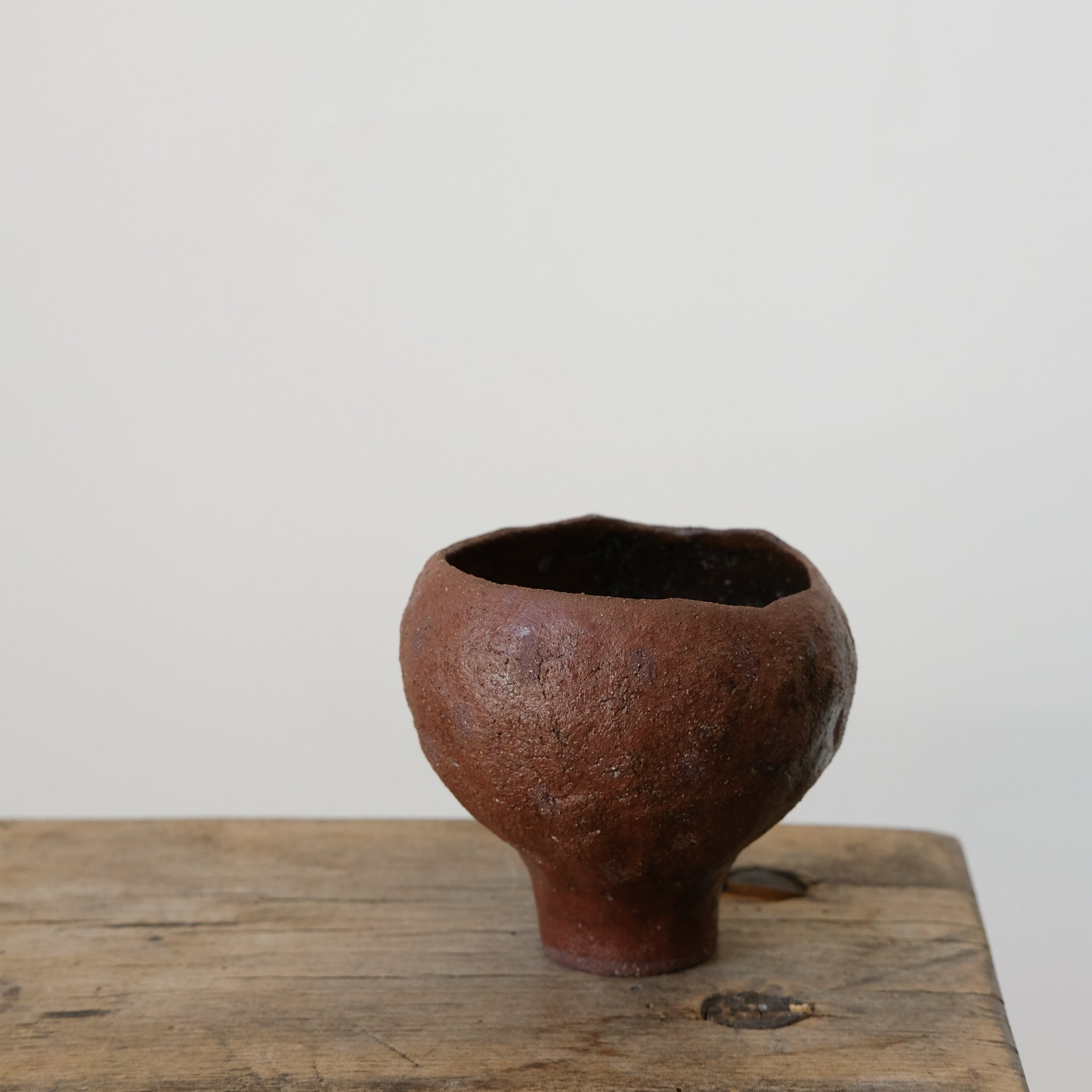 Tasse en grès rouge bordeaux par Mano Mani chez Brutal Ceramics