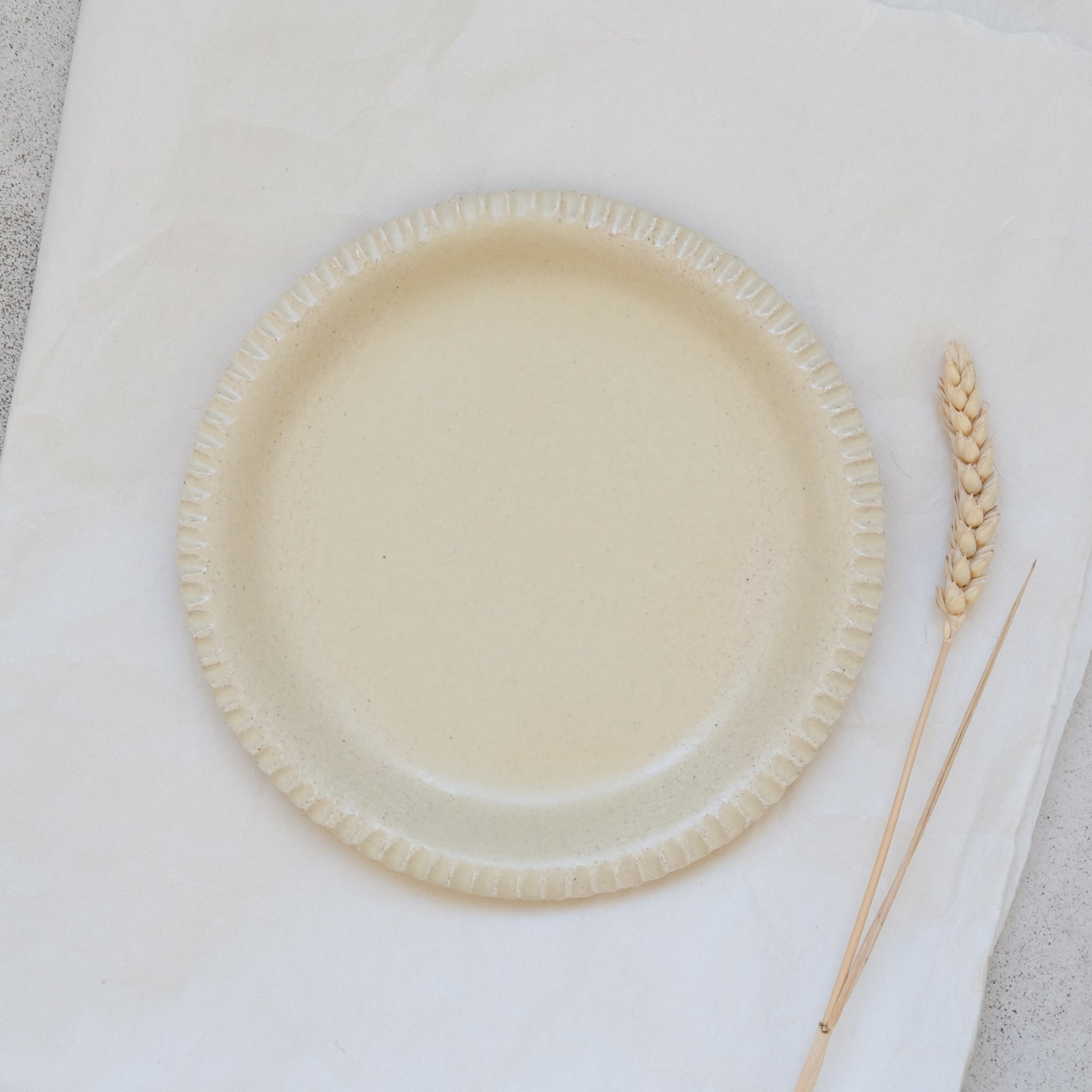 Assiette en grès blanc striée D 18,5cm - Beurre