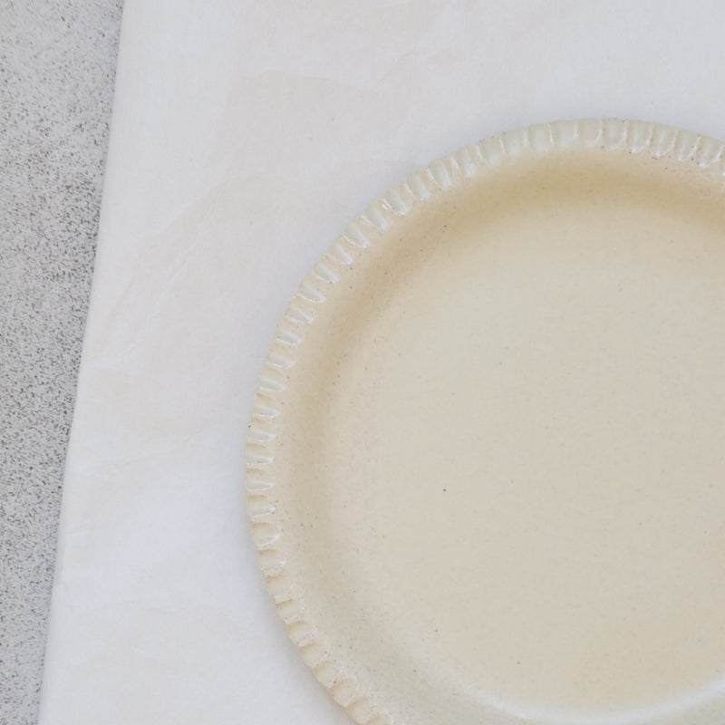 Assiette en grès blanc striée D 18,5cm - Beurre