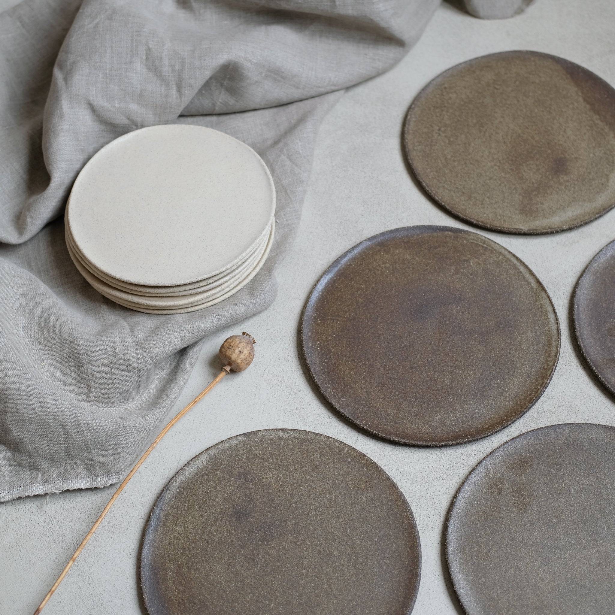 Assiette en grès noir, brun doré par Marguicha chez Brutal Ceramics