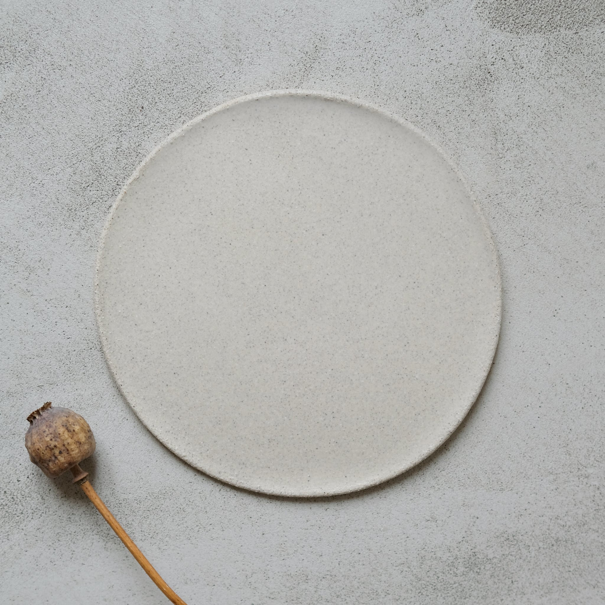 Assiette en grès blanc, crème par Marguicha chez Brutal Ceramics