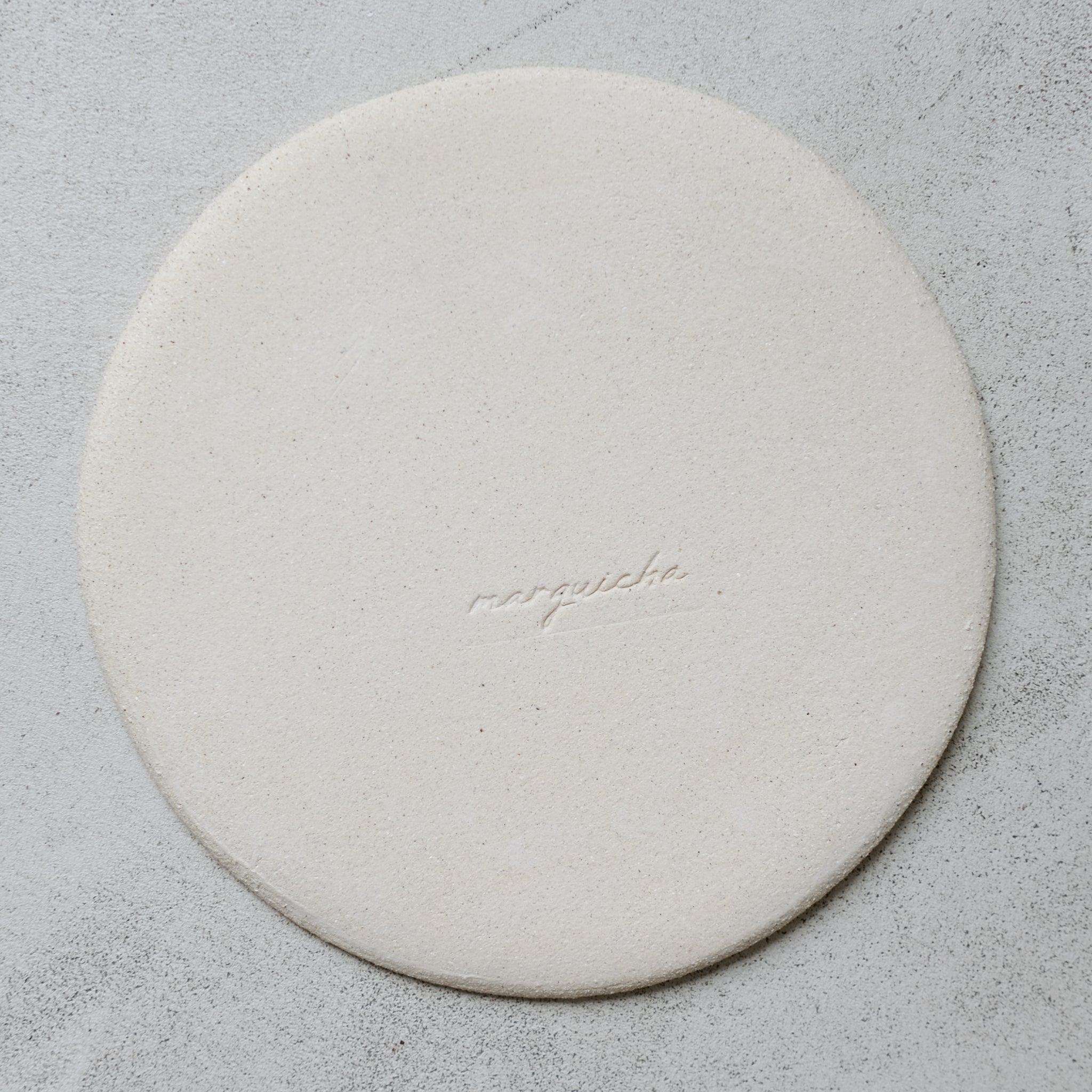 Assiette en grès blanc, crème par Marguicha chez Brutal Ceramics