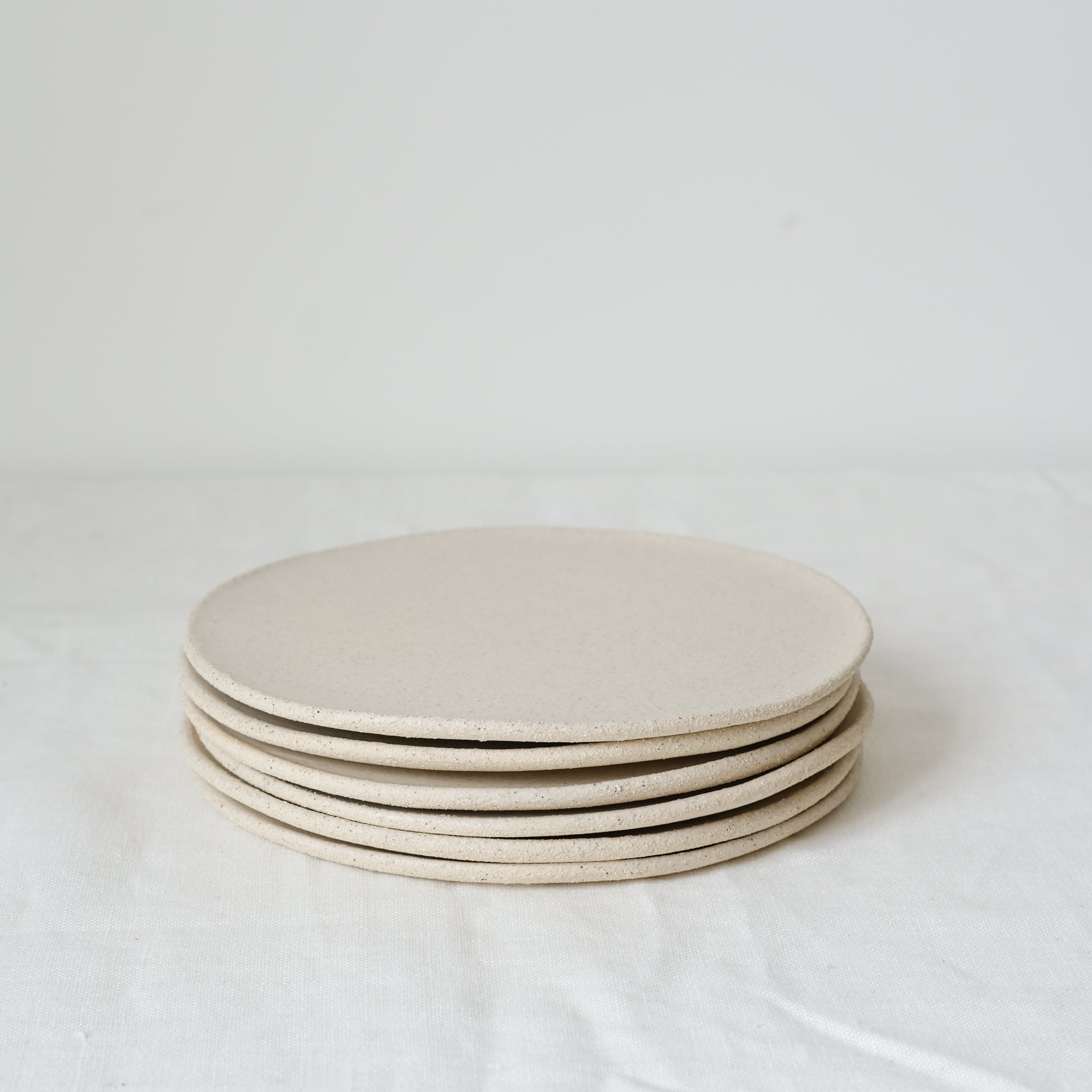 Assiette en grès blanc, crème par Marguicha chez Brutal Ceramics
